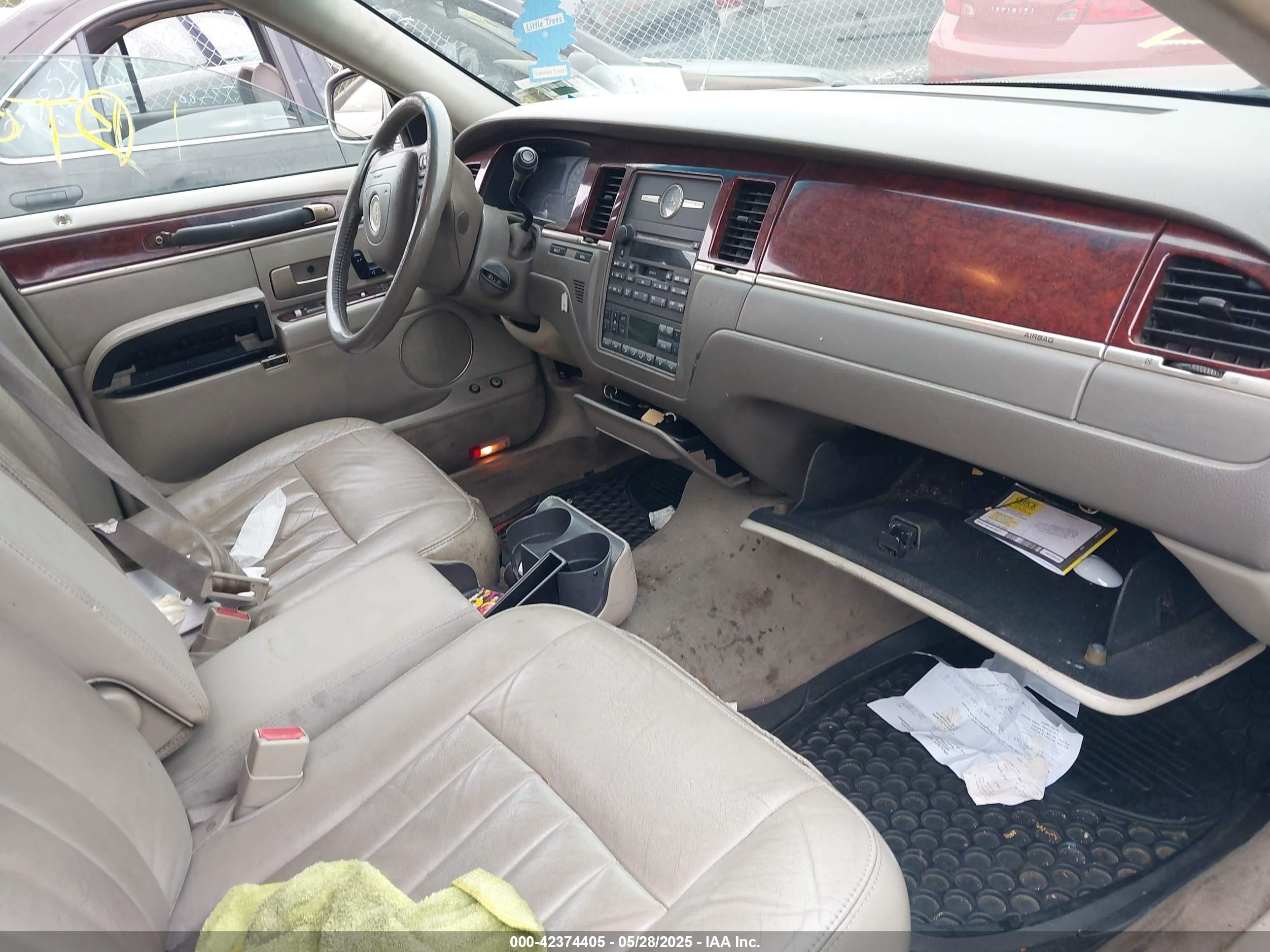 LINCOLN TOWN image 5