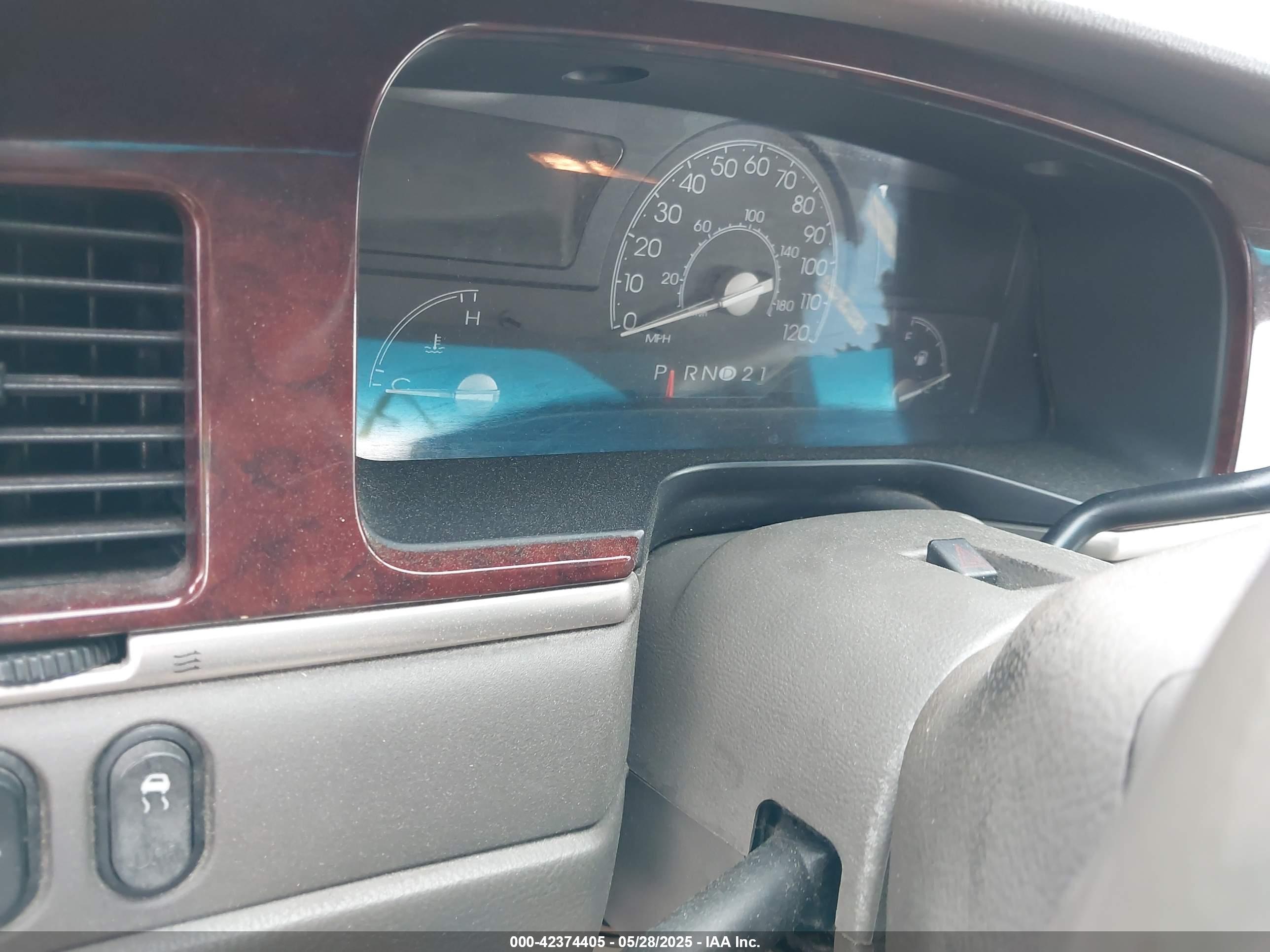 LINCOLN TOWN image 7