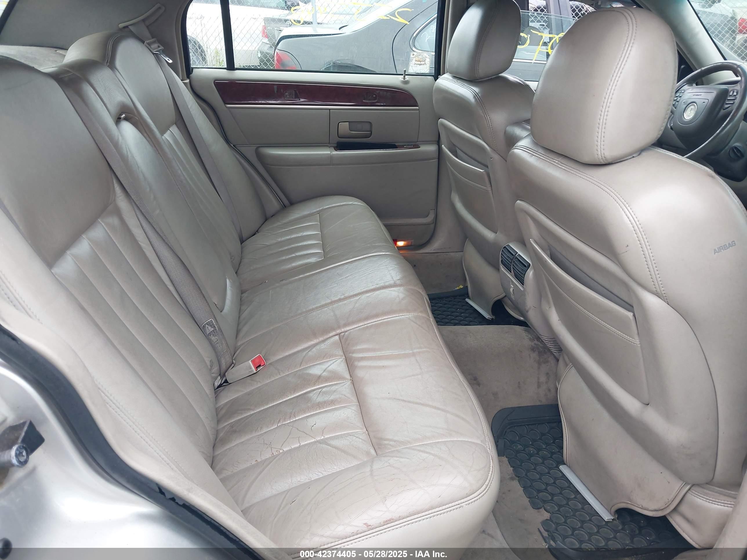 LINCOLN TOWN image 8