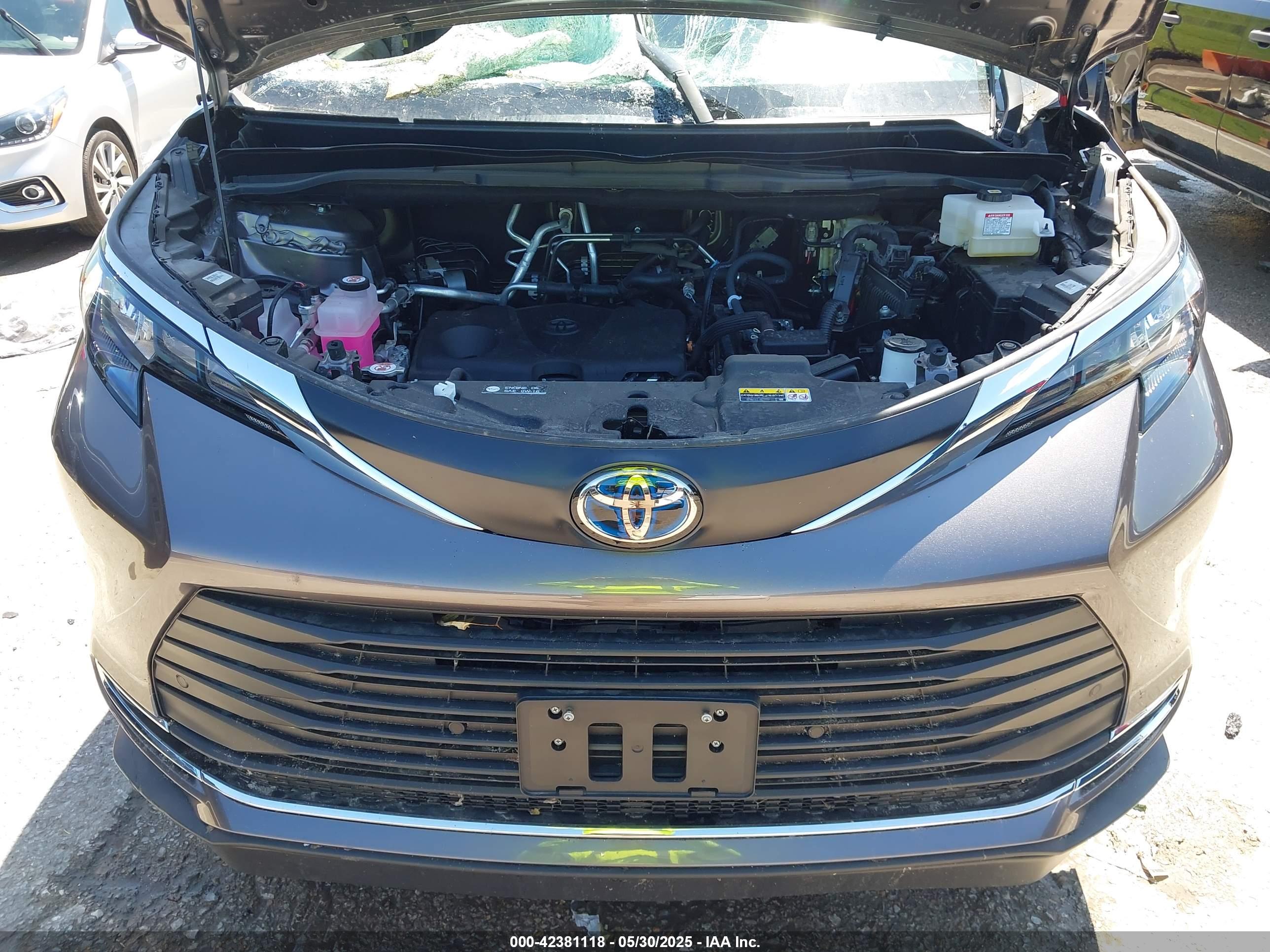 TOYOTA SIENNA image 10