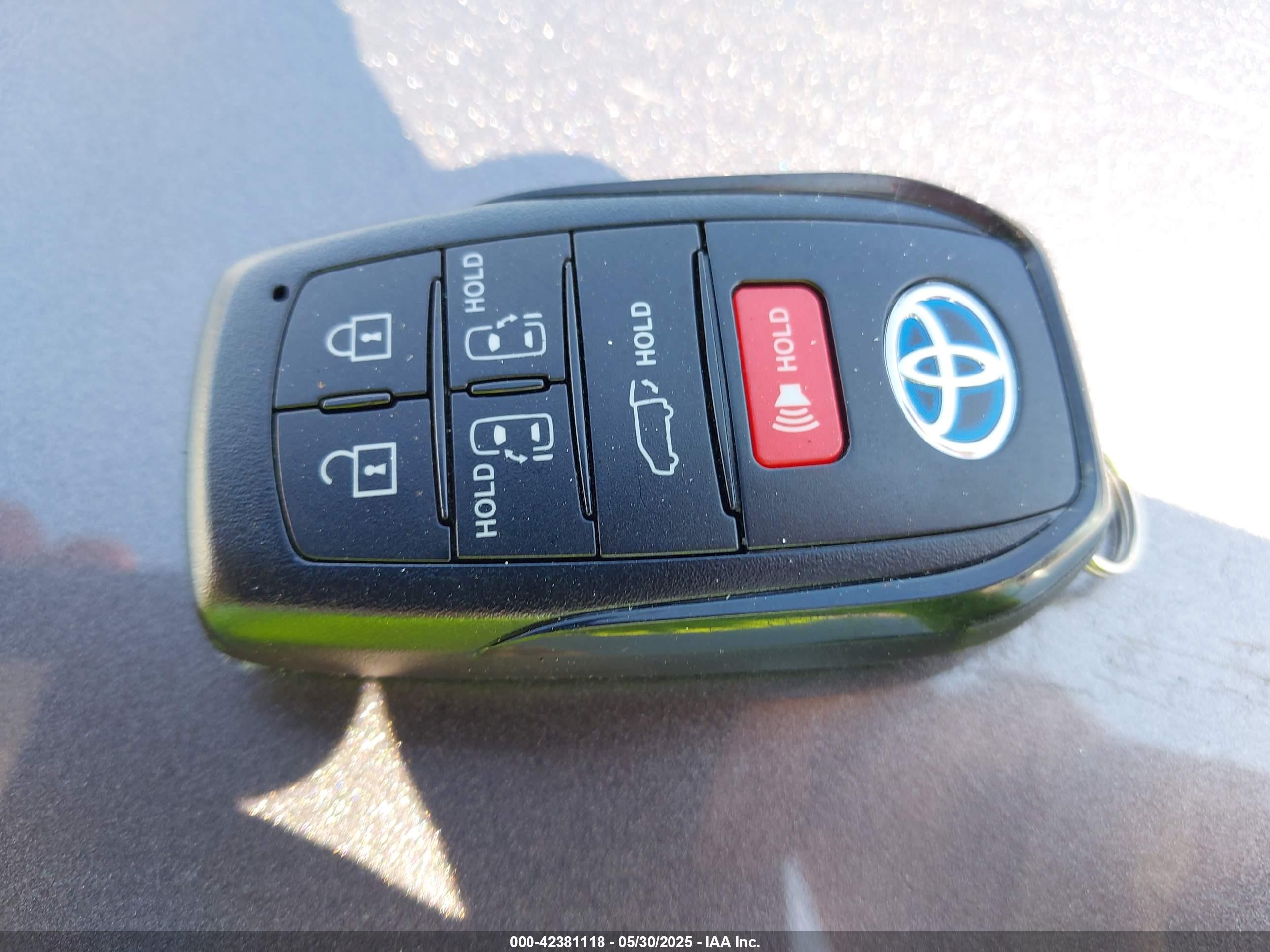 TOYOTA SIENNA image 11