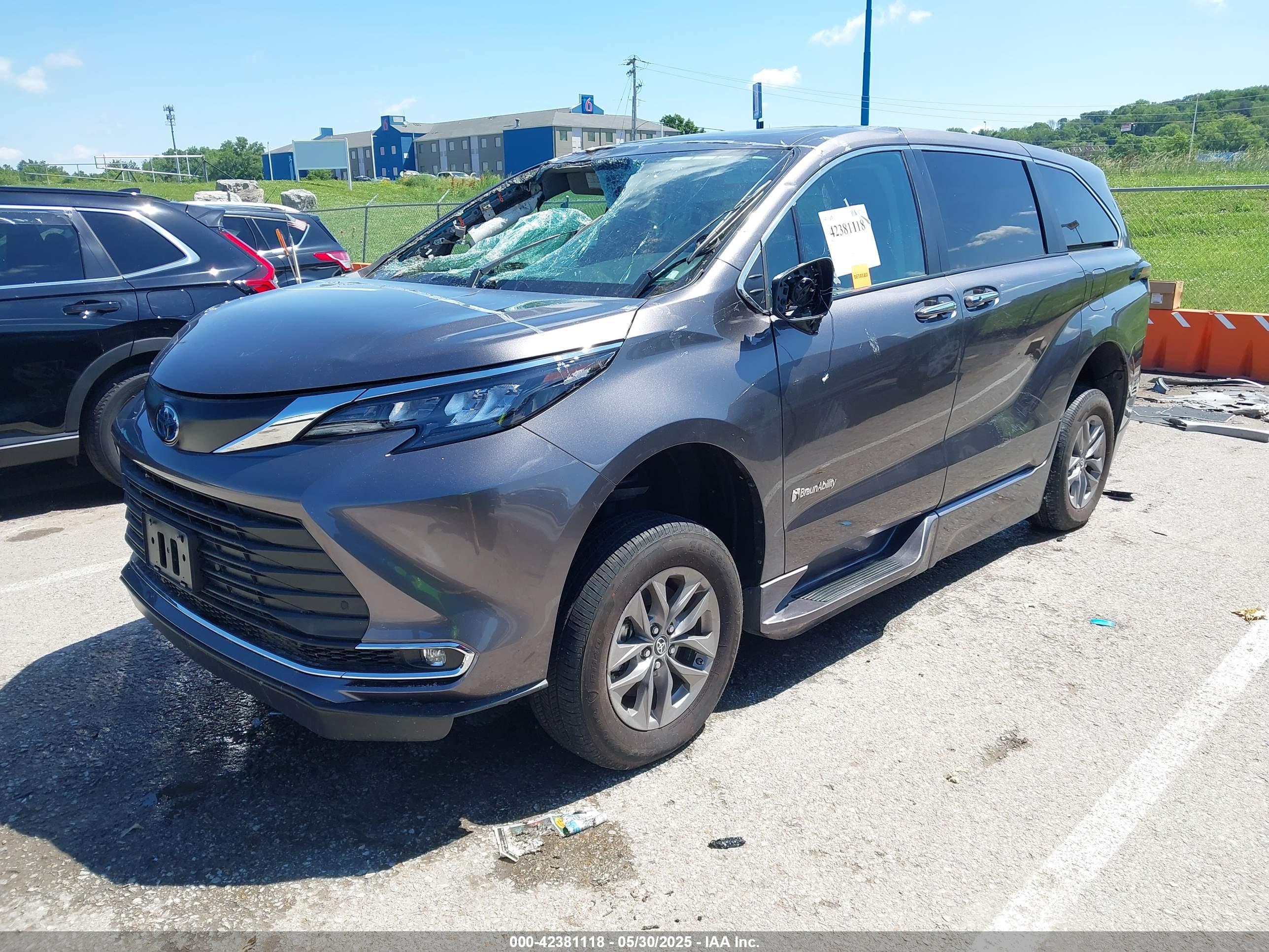 TOYOTA SIENNA image 2