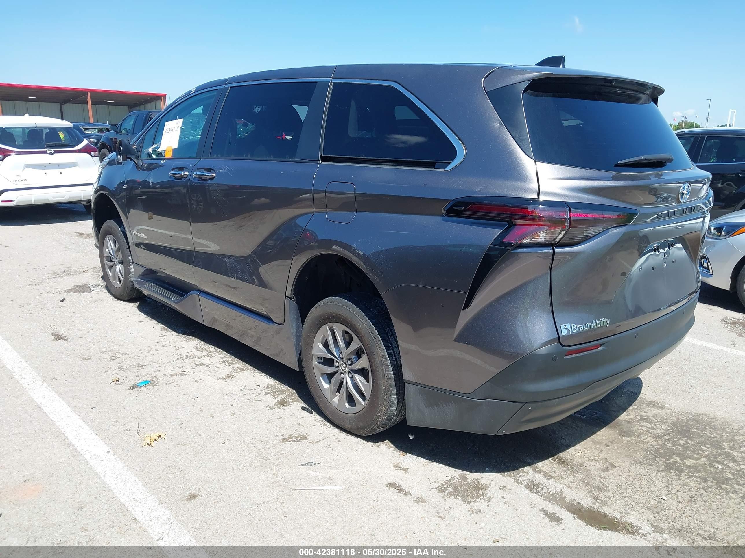 TOYOTA SIENNA image 3