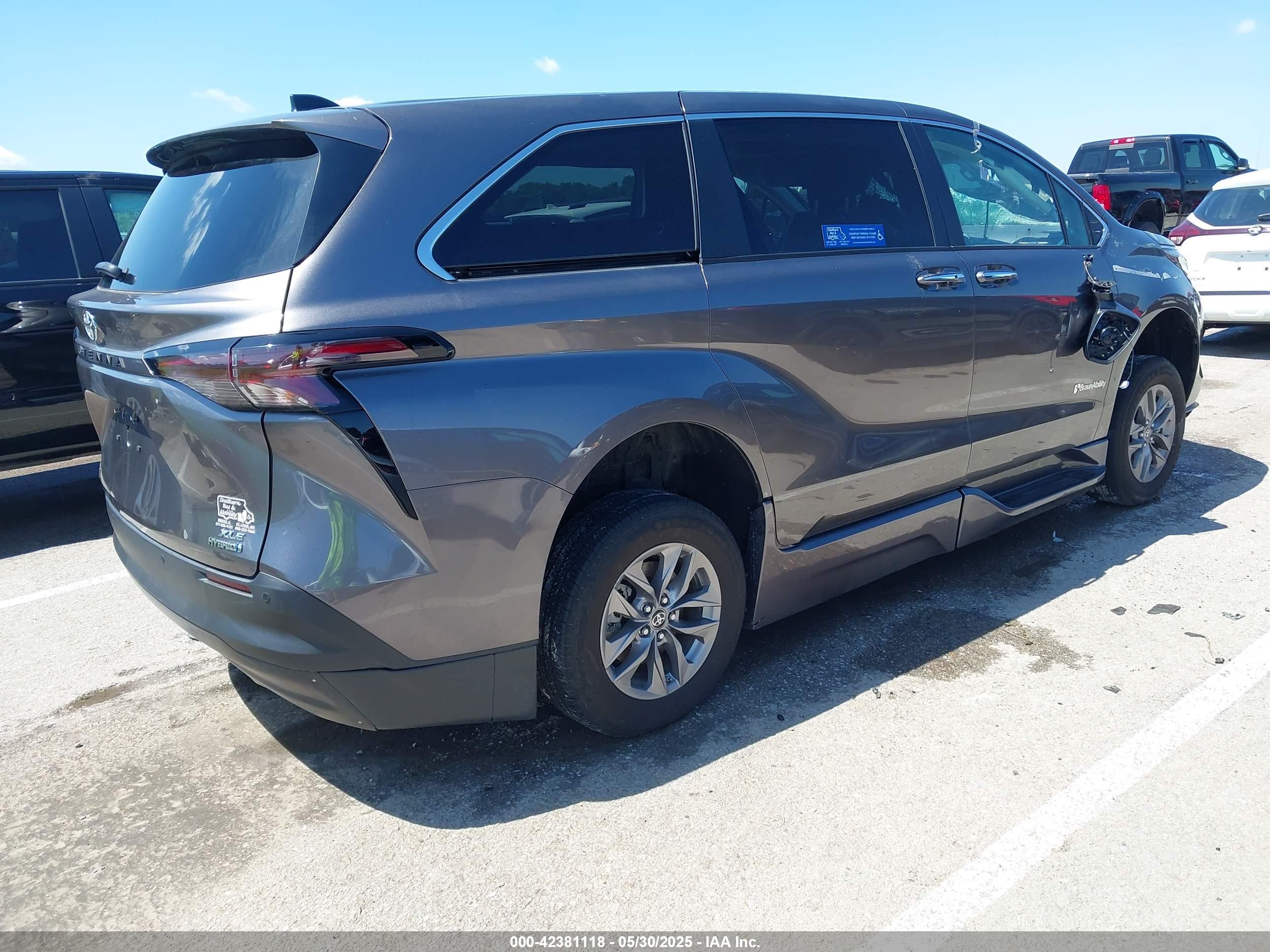 TOYOTA SIENNA image 4
