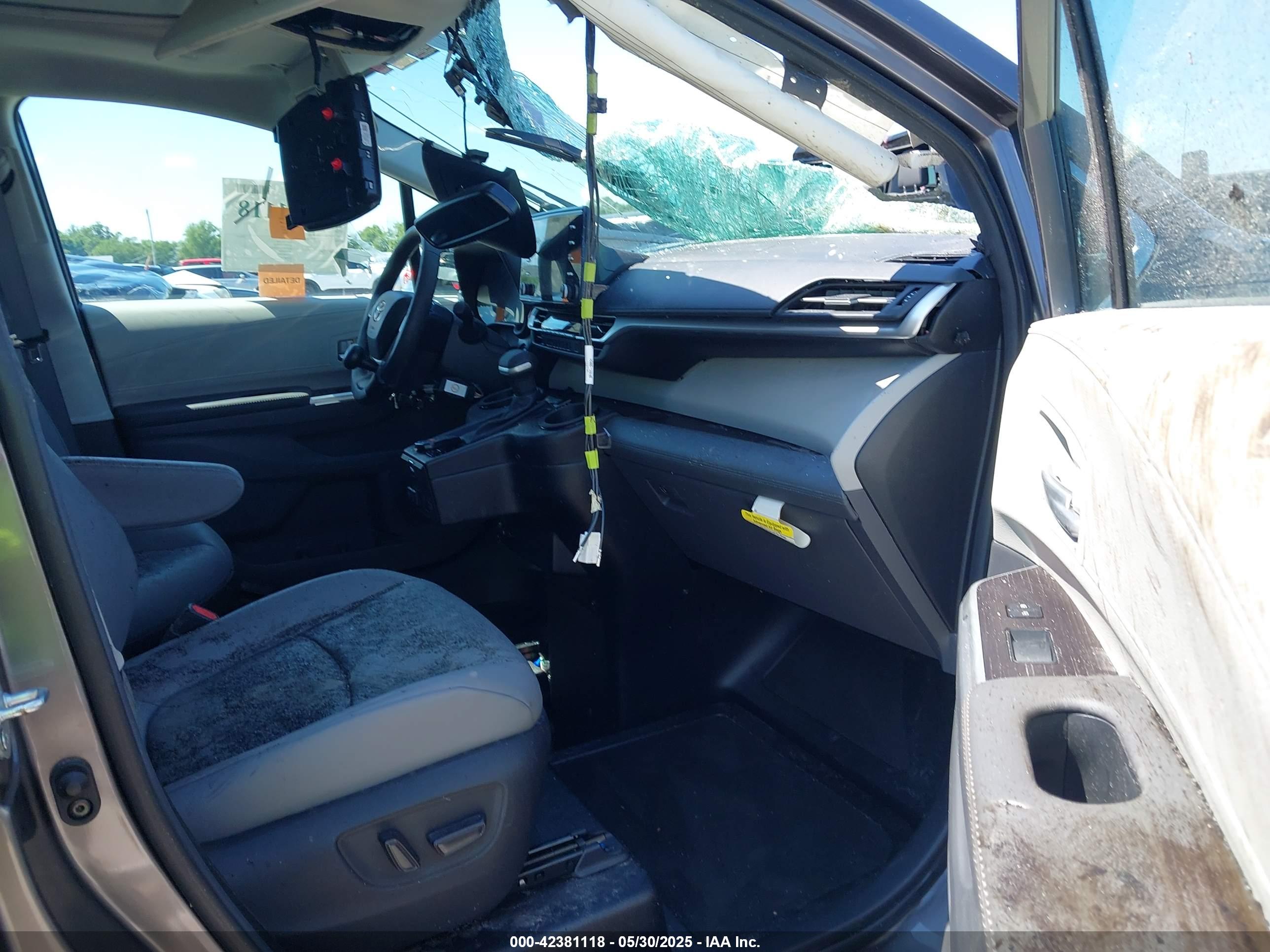 TOYOTA SIENNA image 5