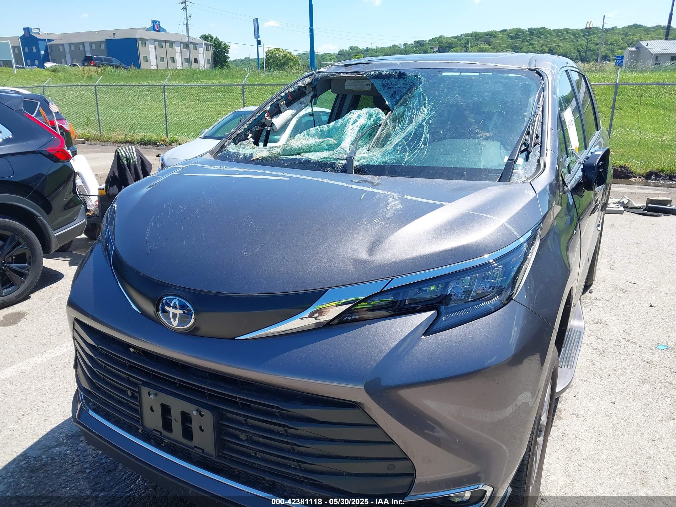 TOYOTA SIENNA image 6