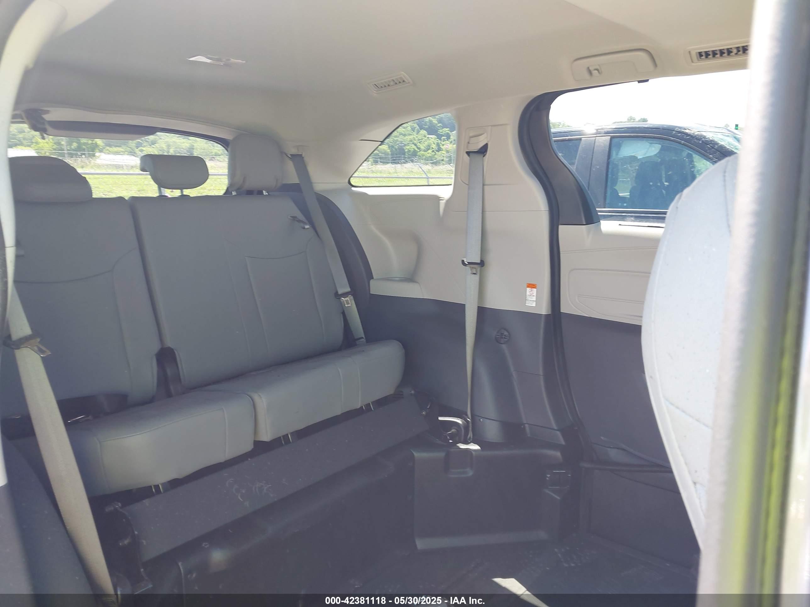TOYOTA SIENNA image 8
