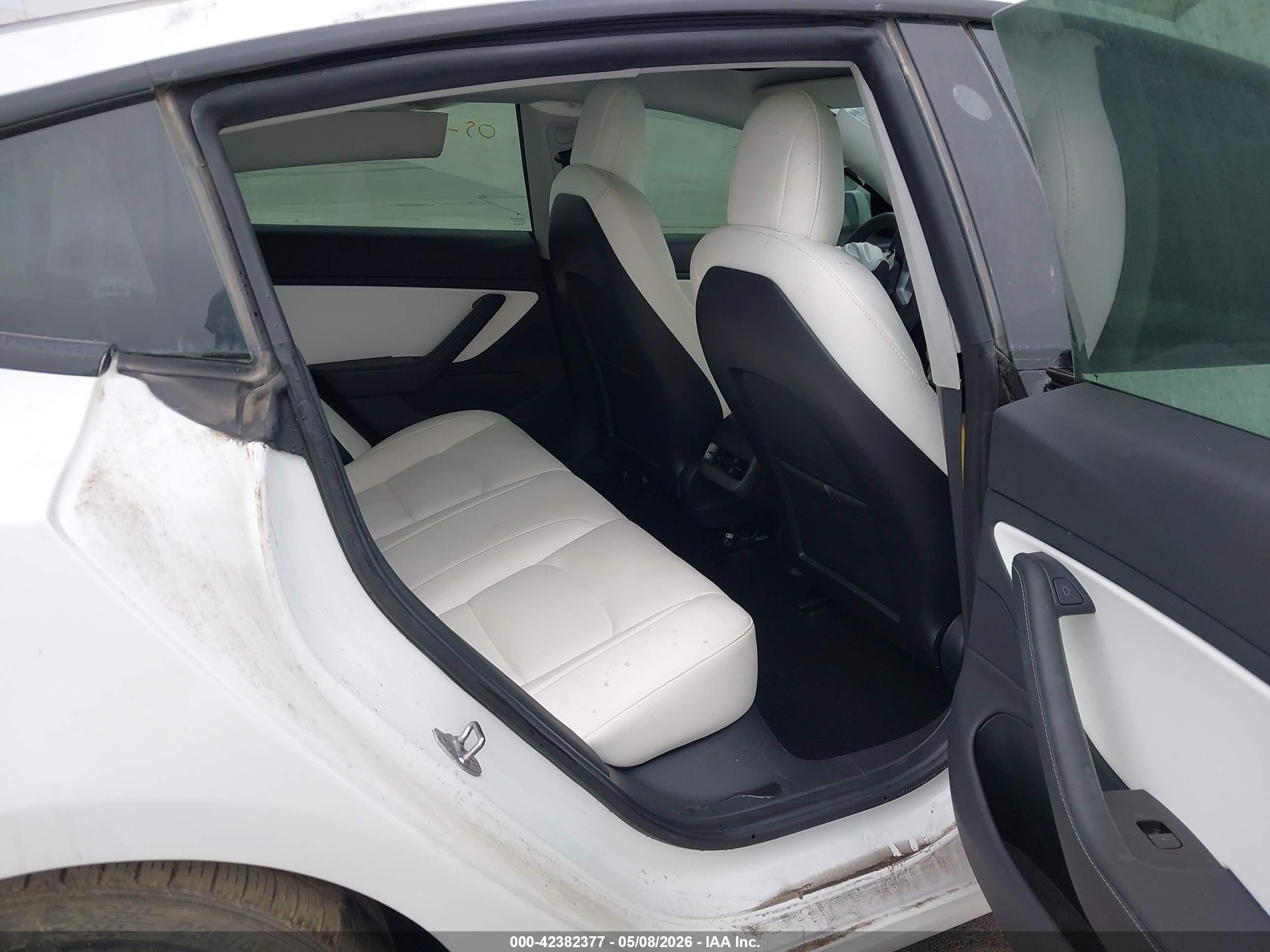 TESLA MODEL image 8