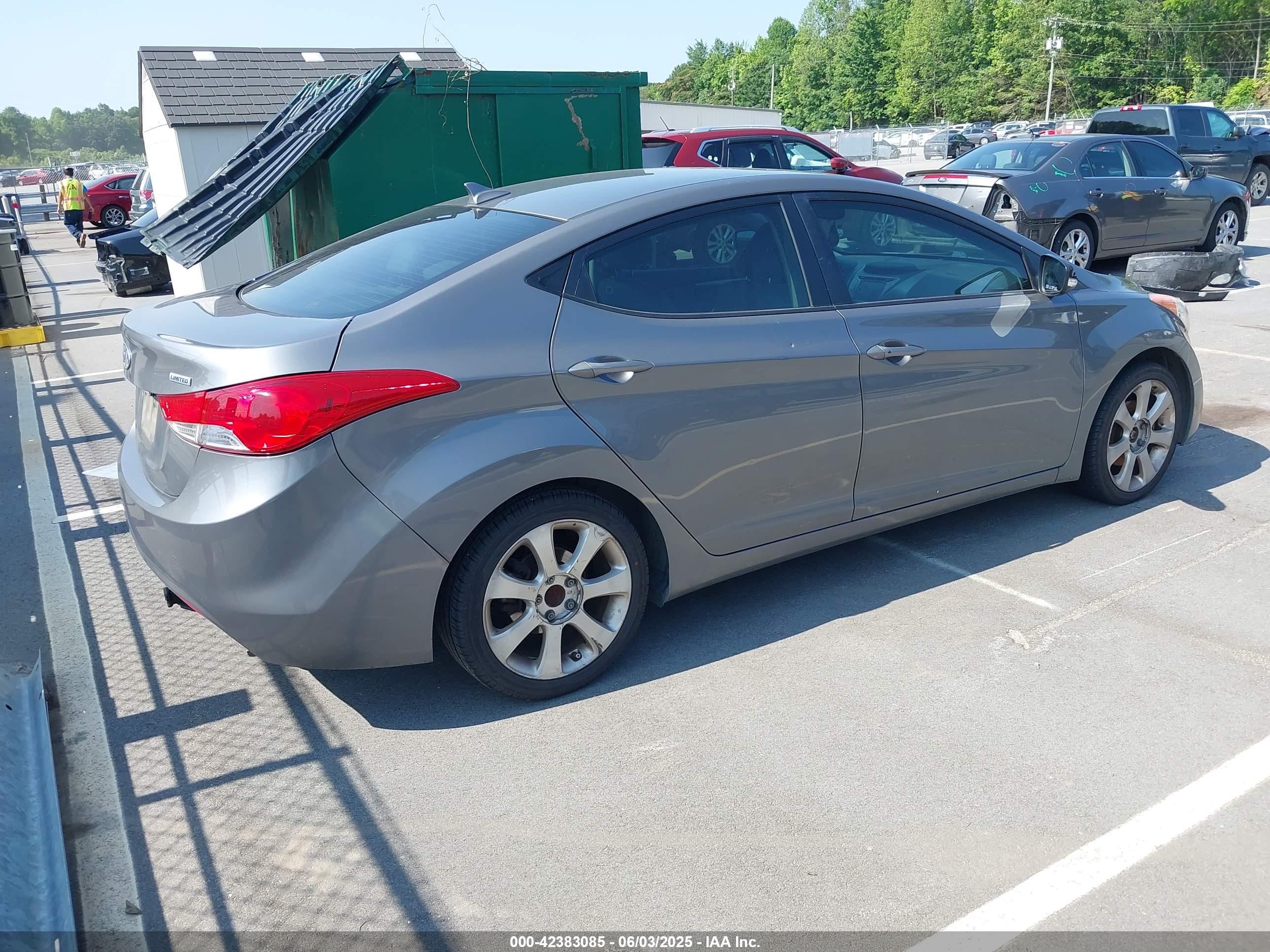 HYUNDAI ELANTRA image 4