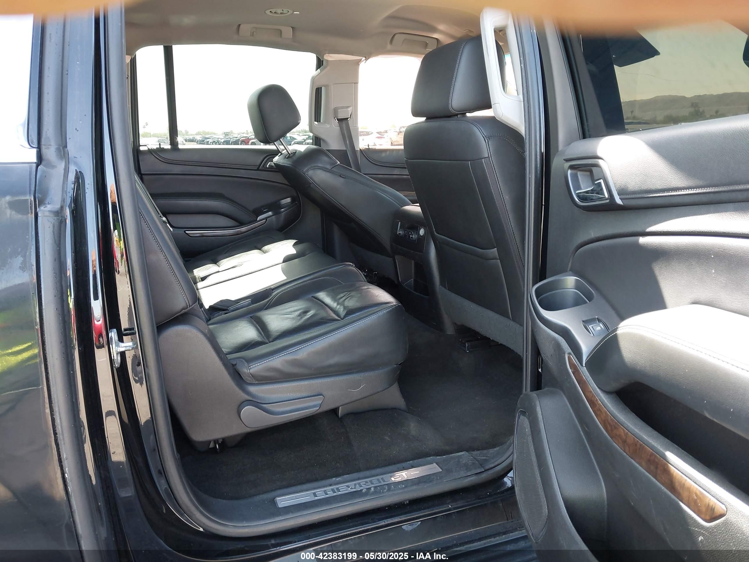 CHEVROLET SUBURBAN image 8