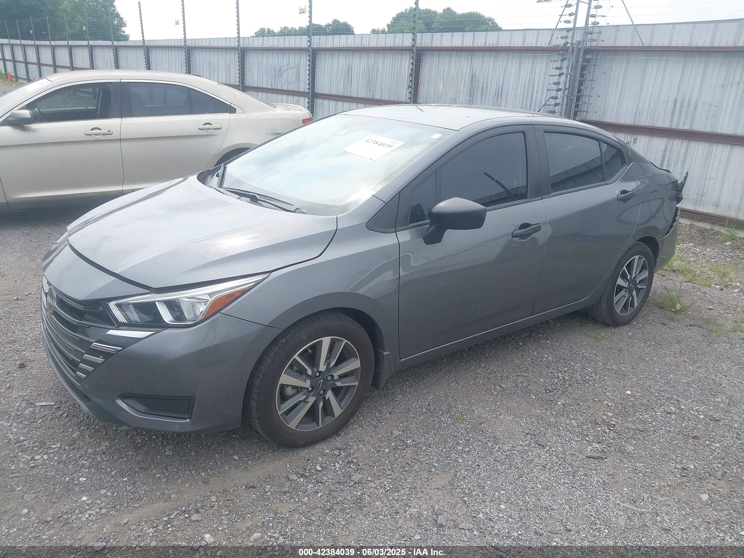 NISSAN VERSA image 2