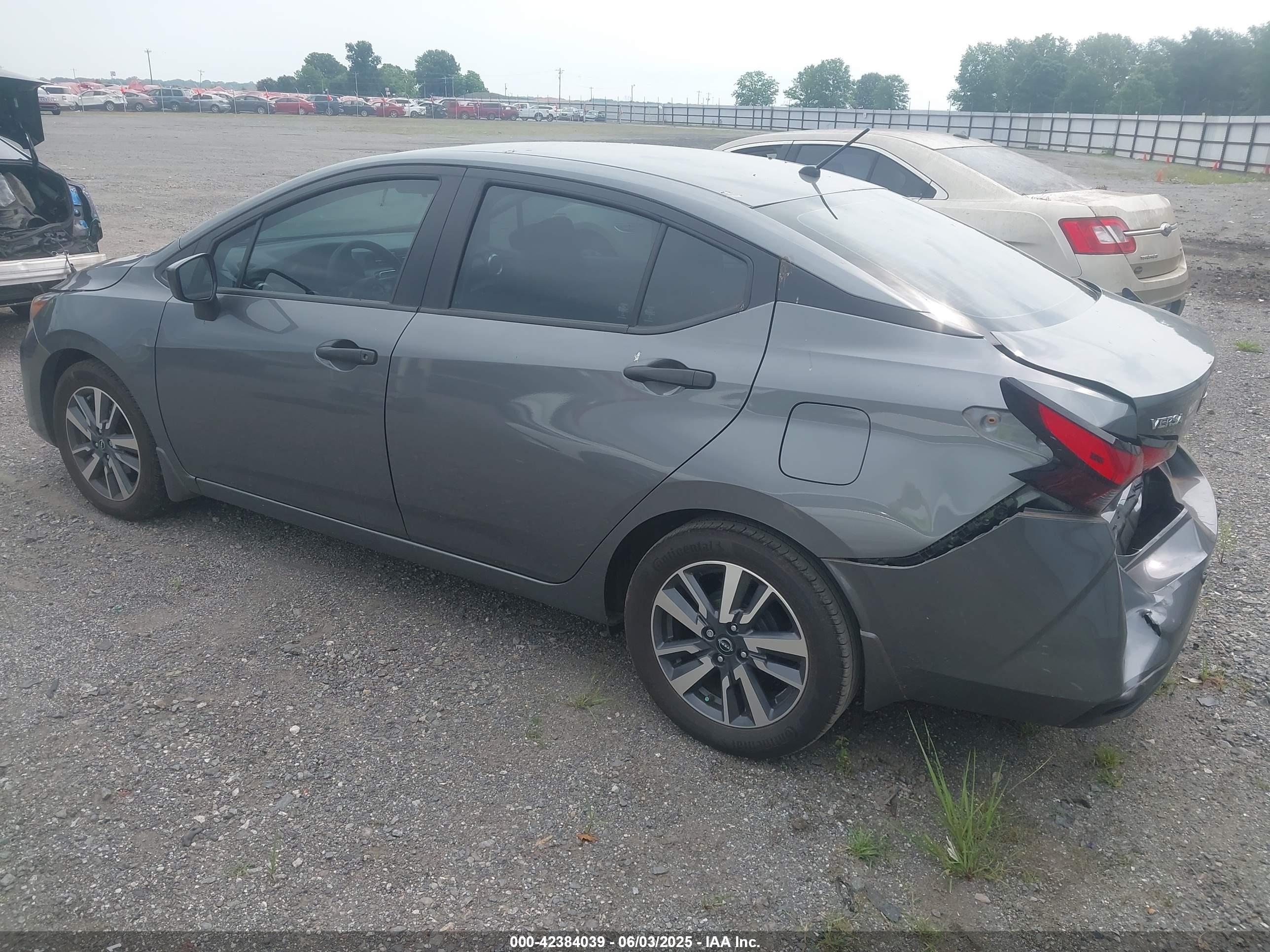 NISSAN VERSA image 3