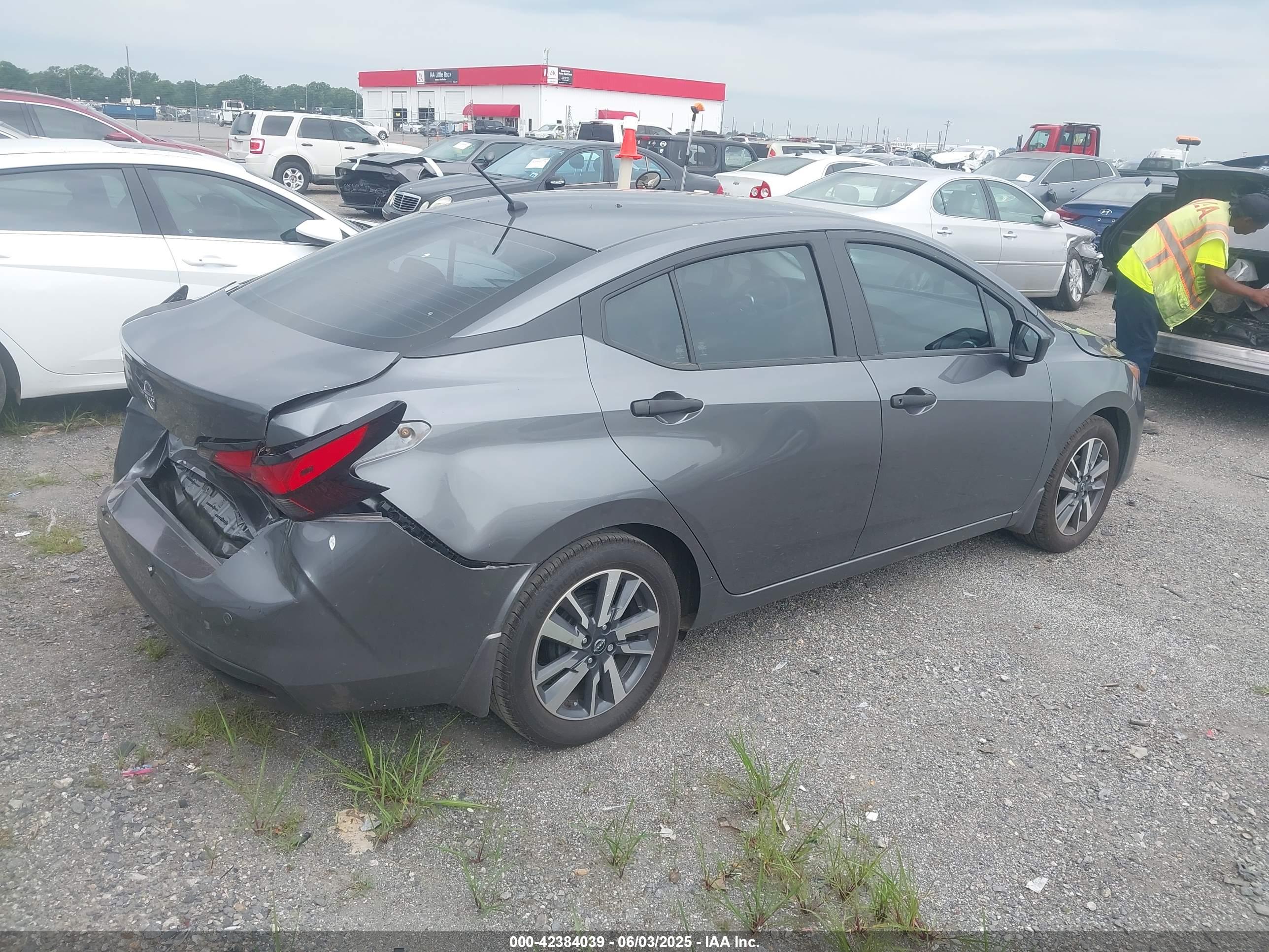 NISSAN VERSA image 4
