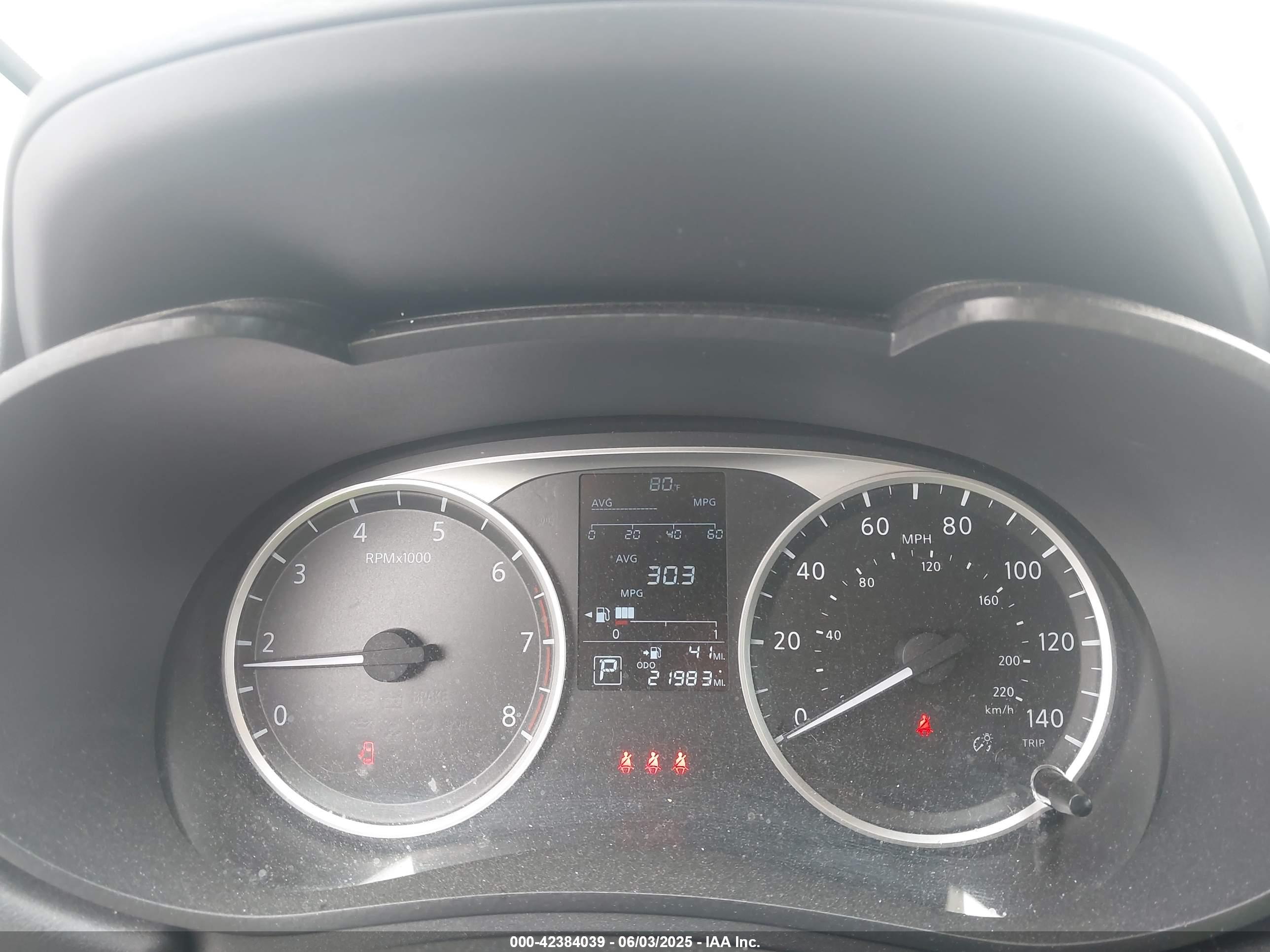 NISSAN VERSA image 7