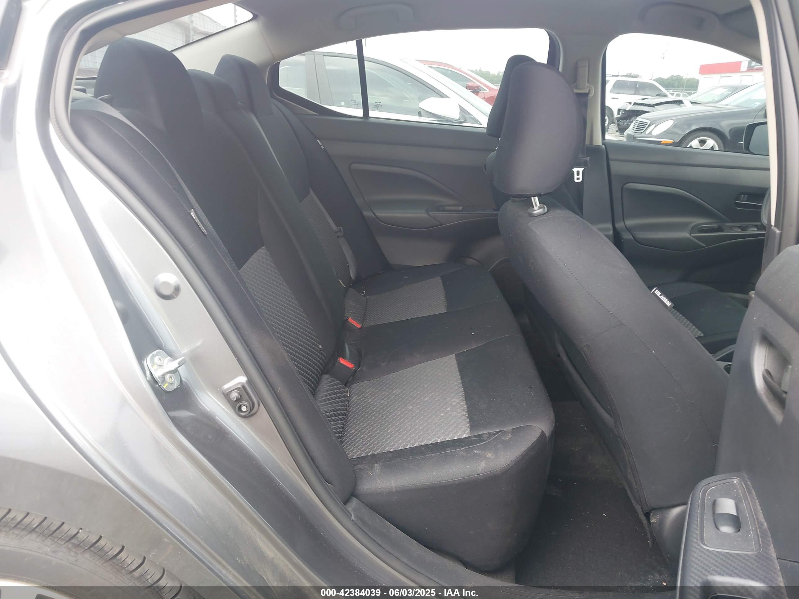 NISSAN VERSA image 8