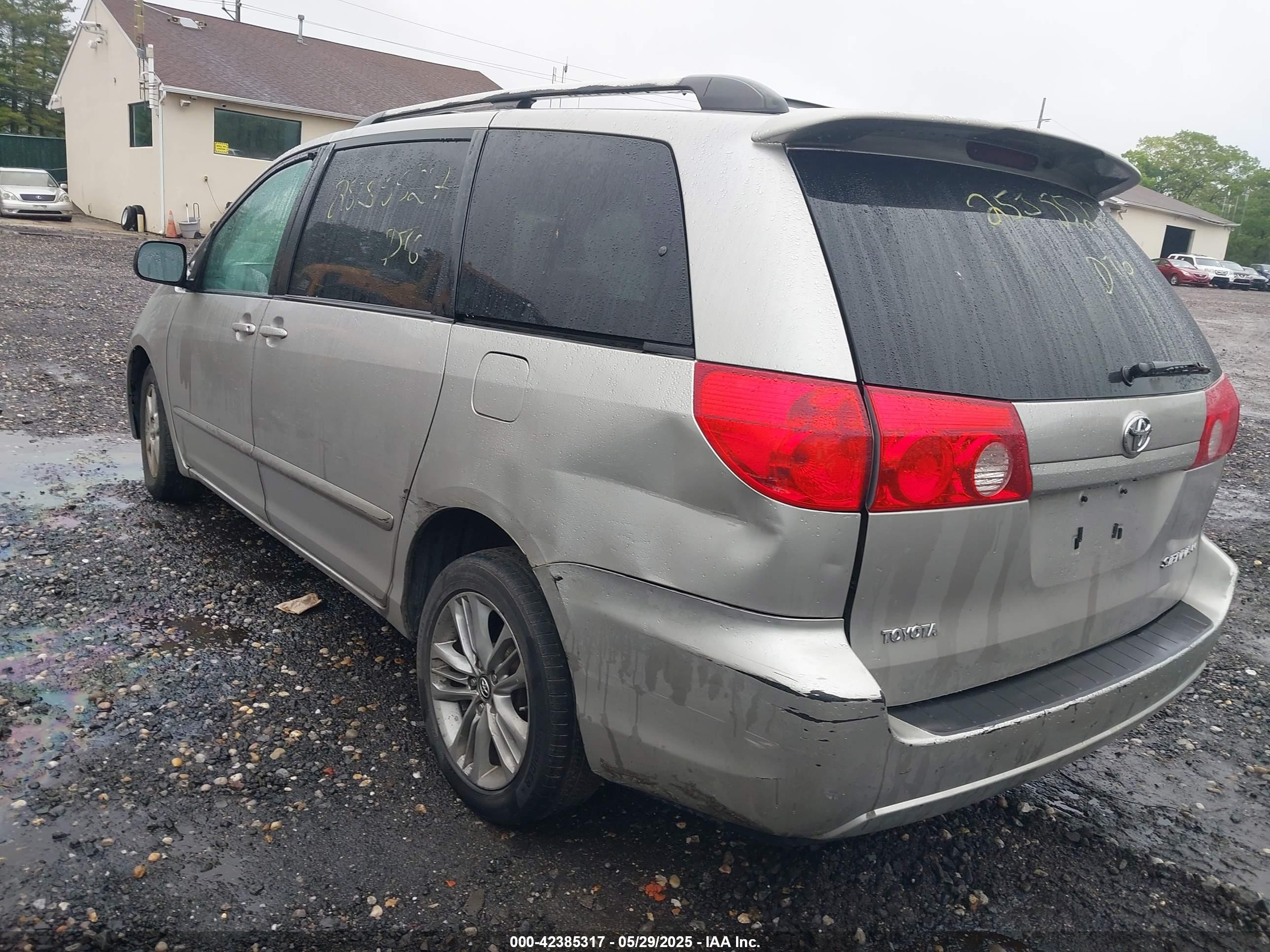 TOYOTA SIENNA image 3