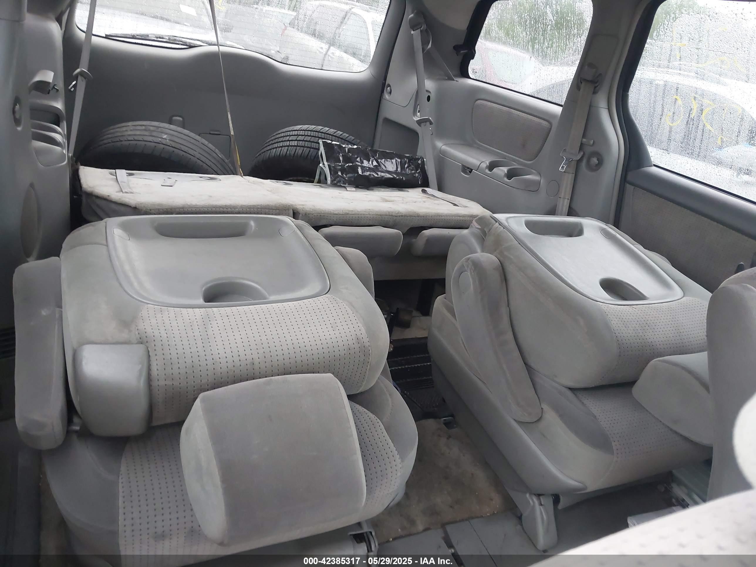 TOYOTA SIENNA image 8