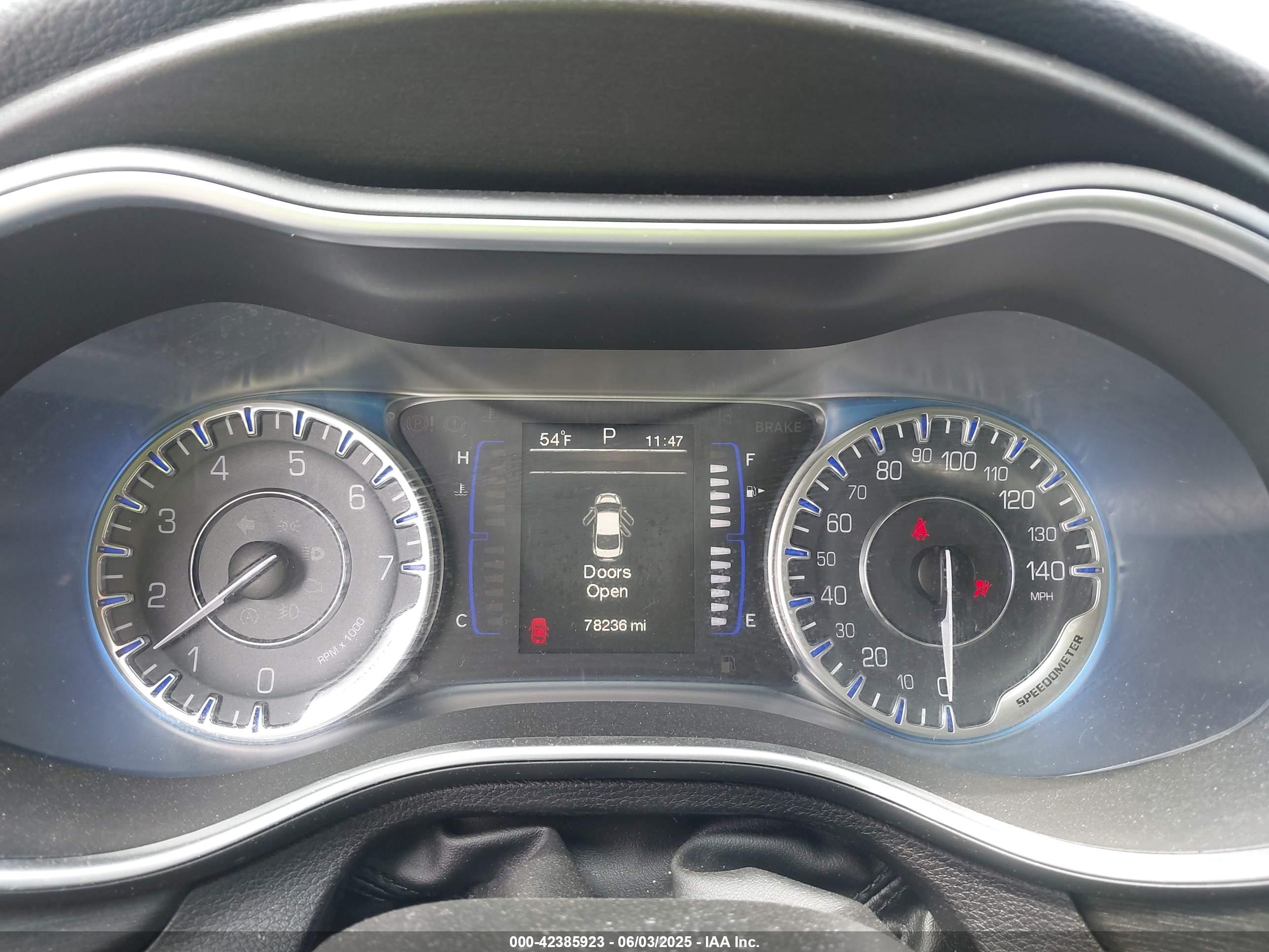 CHRYSLER 200 image 7