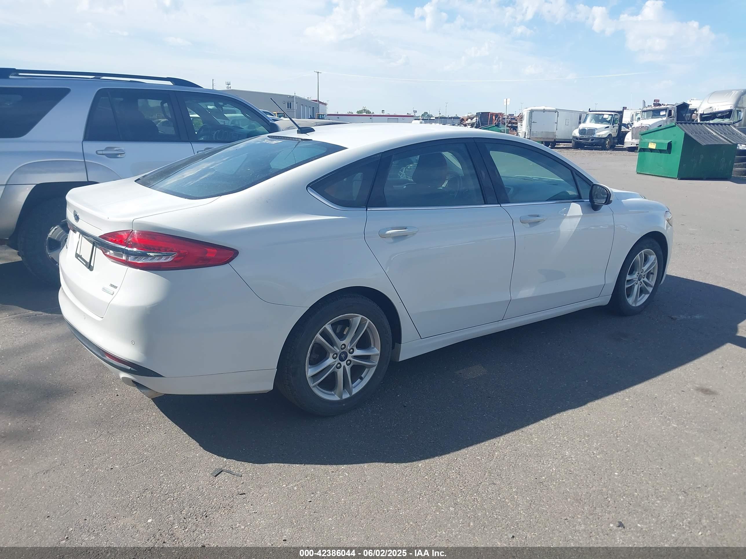 FORD FUSION image 4