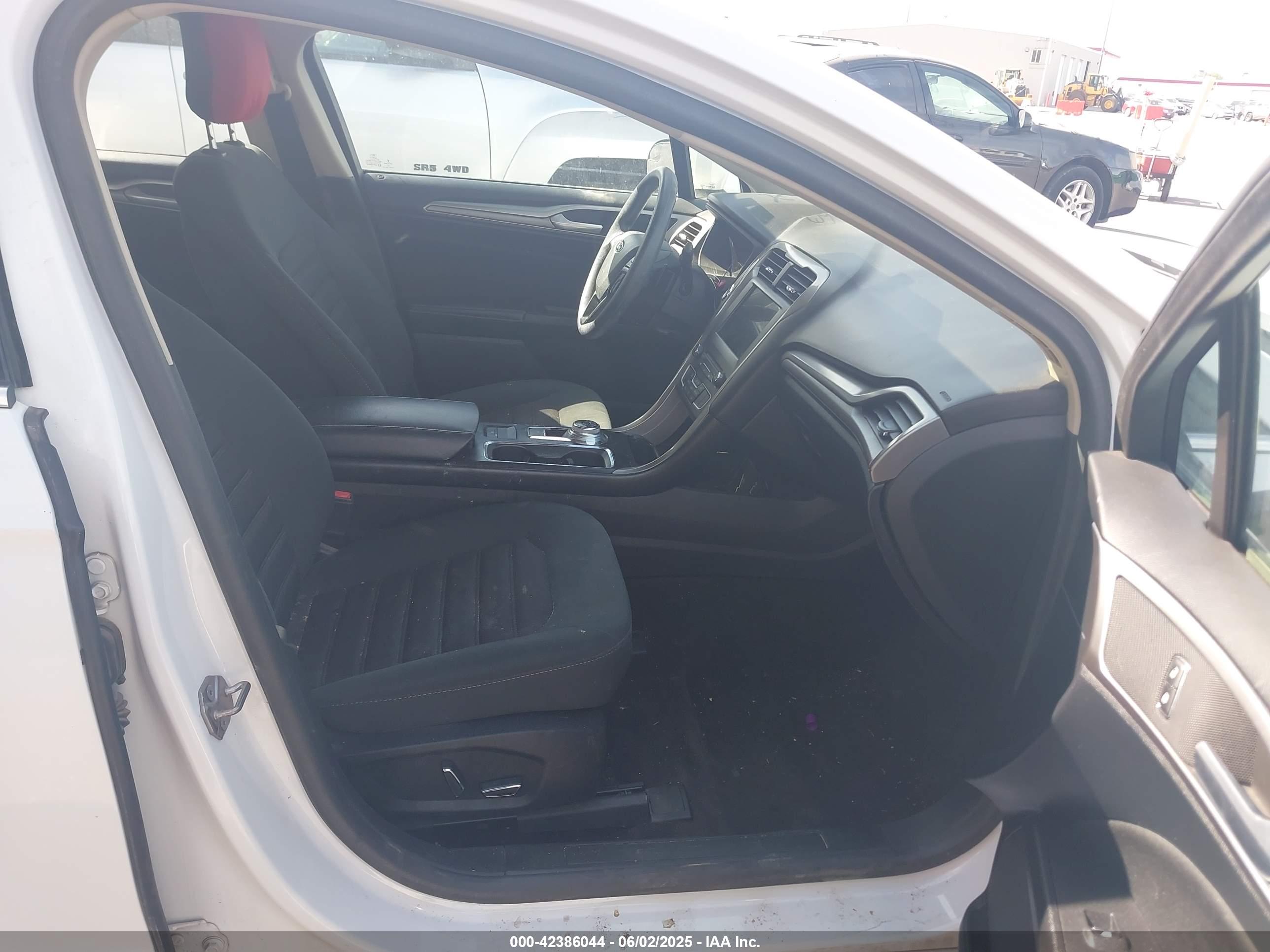 FORD FUSION image 5