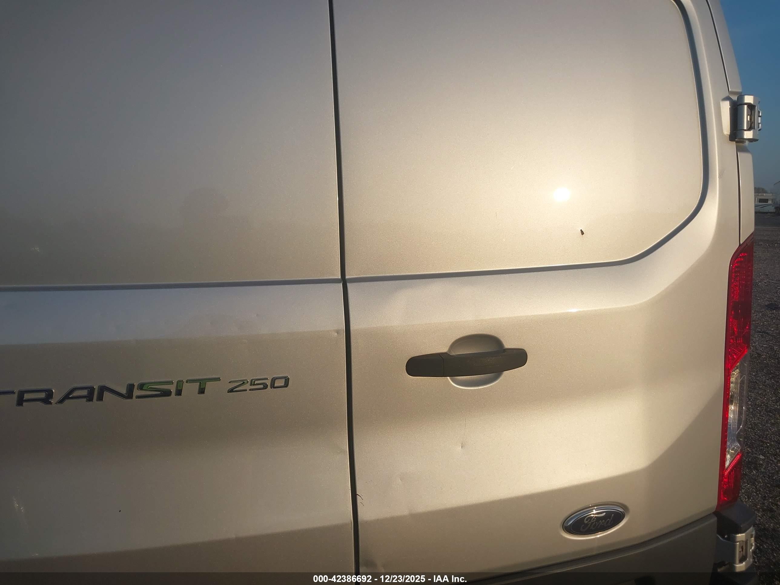FORD TRANSIT-250 image 6