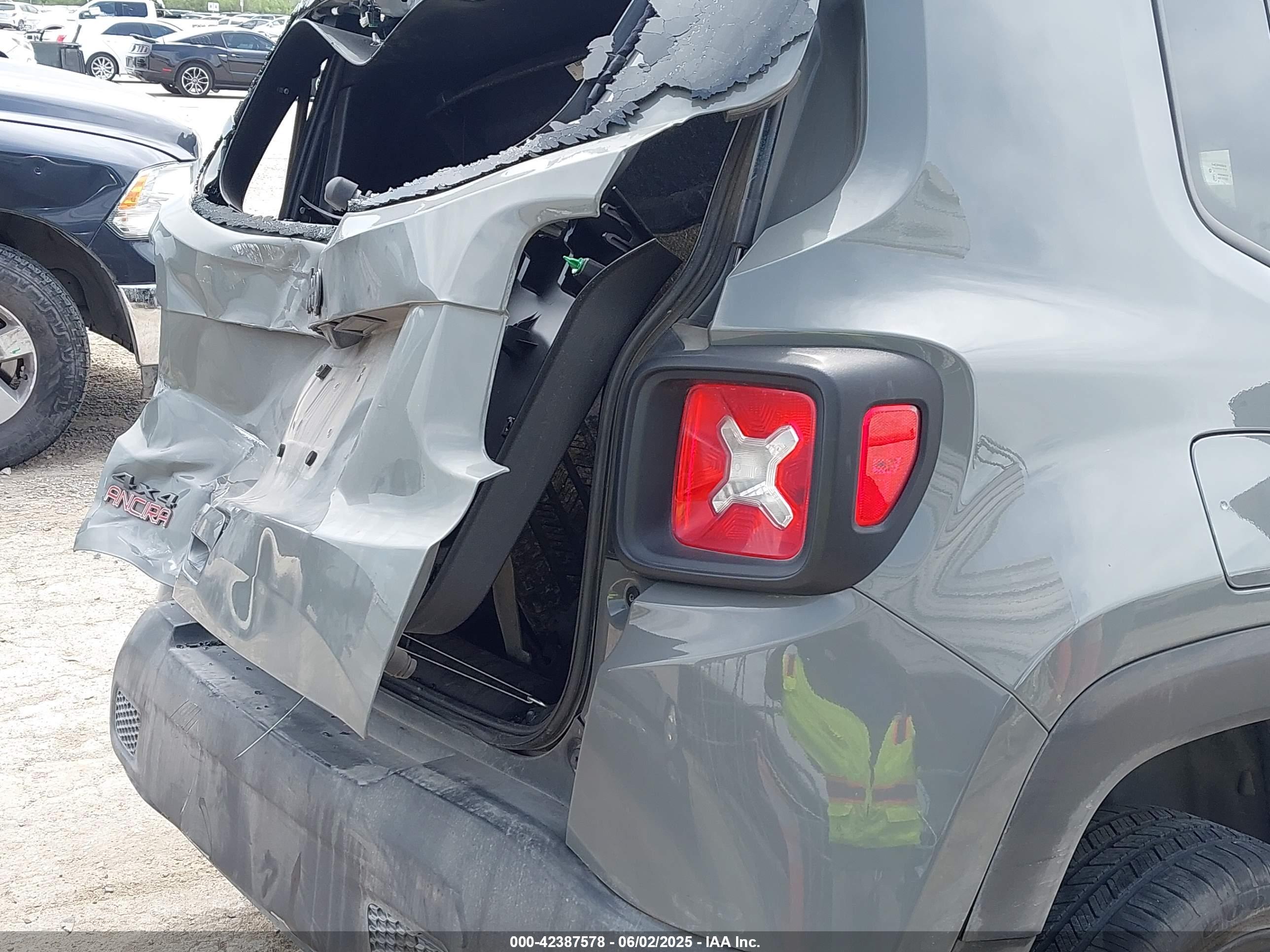 JEEP RENEGADE image 6