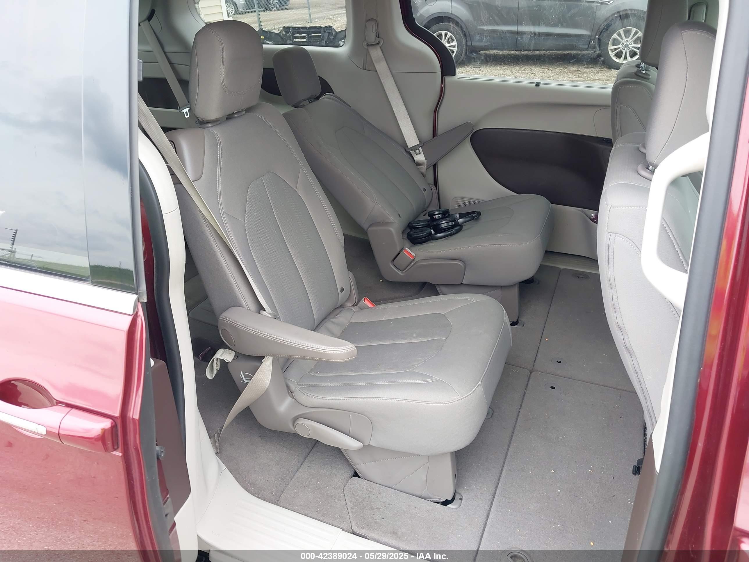 CHRYSLER PACIFICA image 8