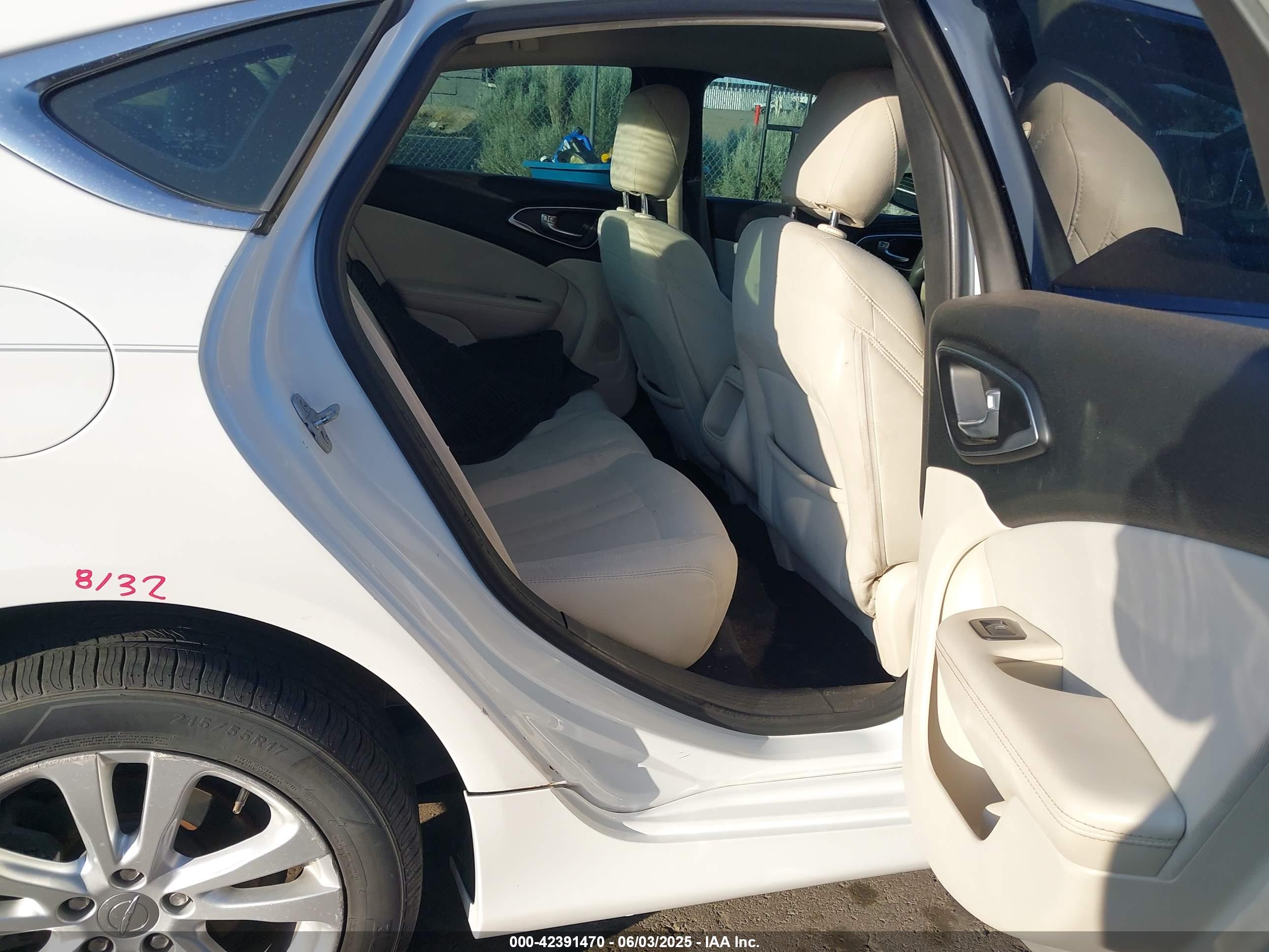 CHRYSLER 200 image 8
