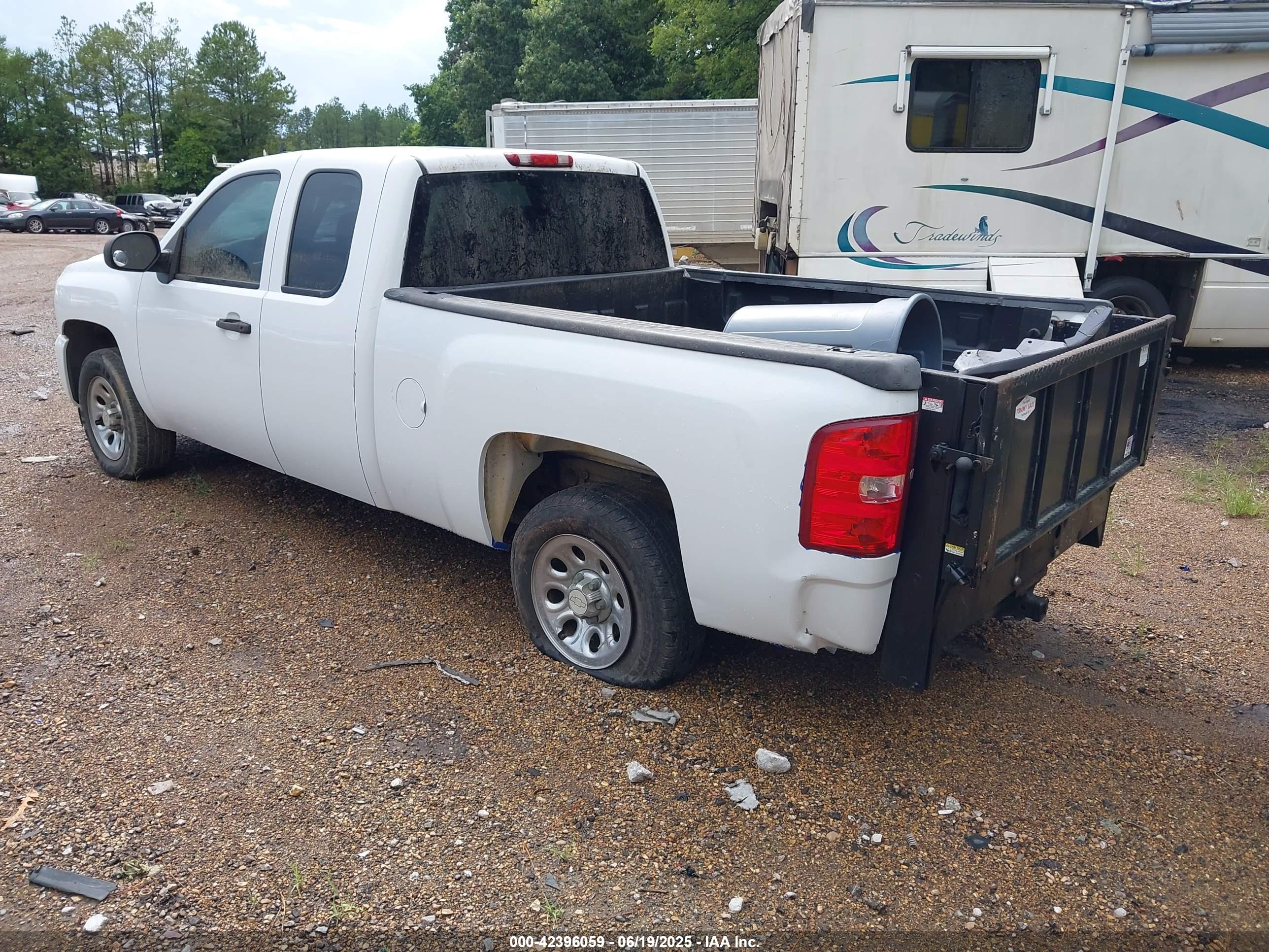 CHEVROLET SILVERADO image 3