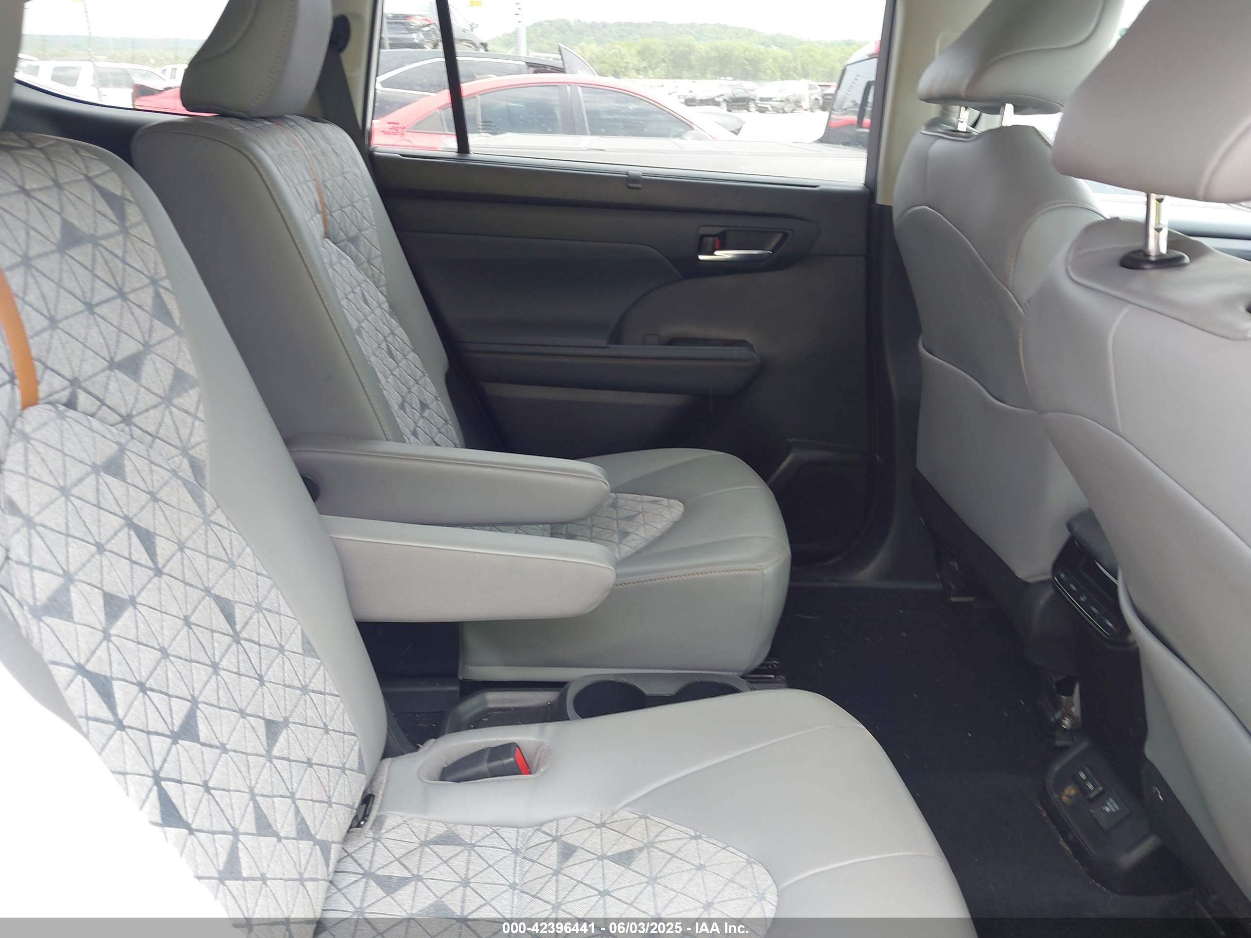 TOYOTA HIGHLANDER image 8