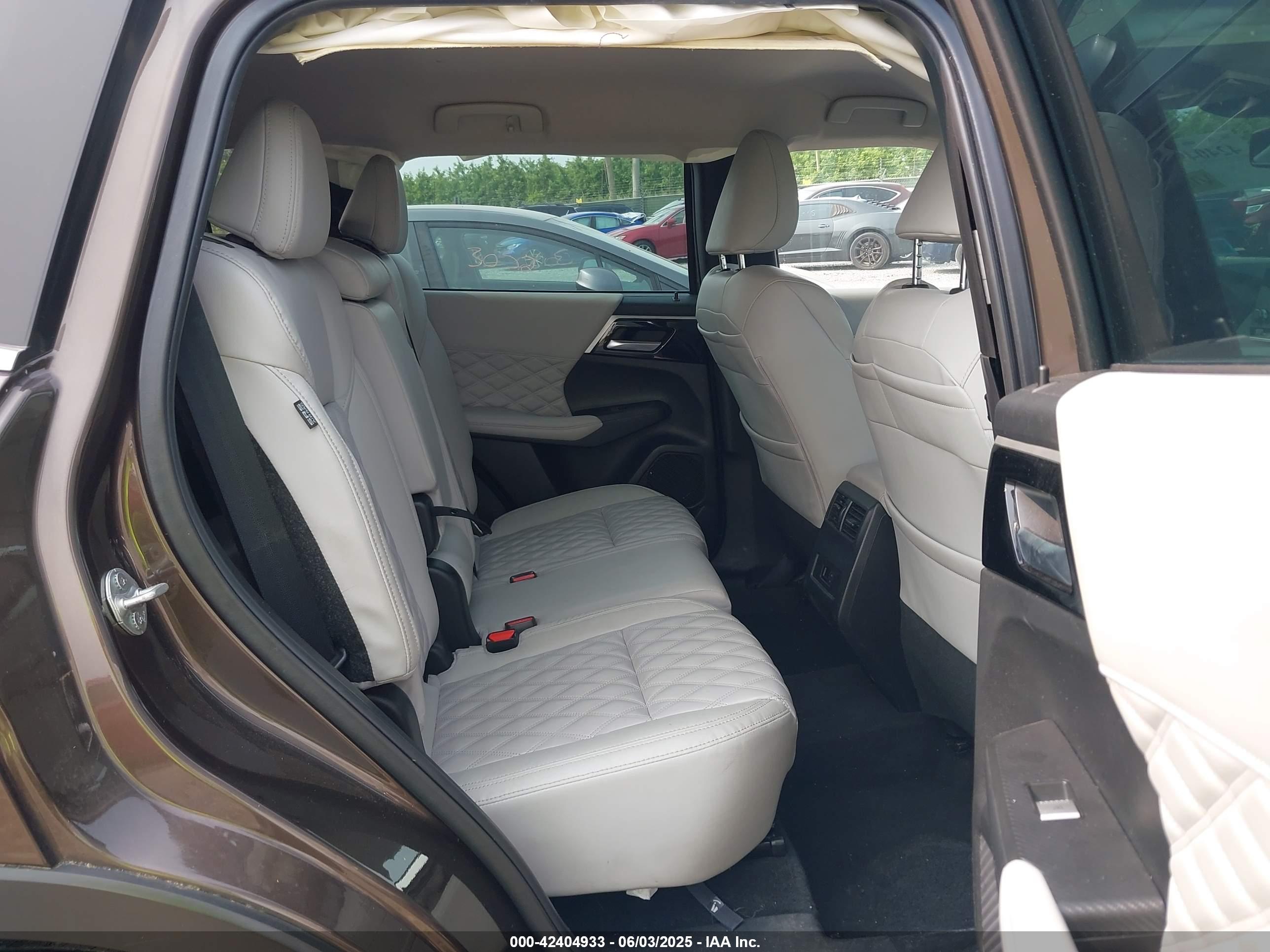 MITSUBISHI OUTLANDER image 8