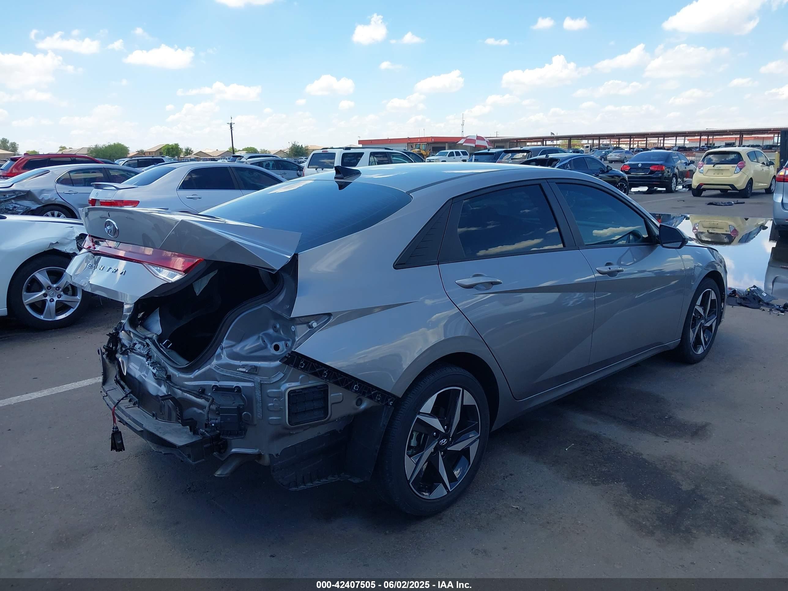 HYUNDAI ELANTRA image 4