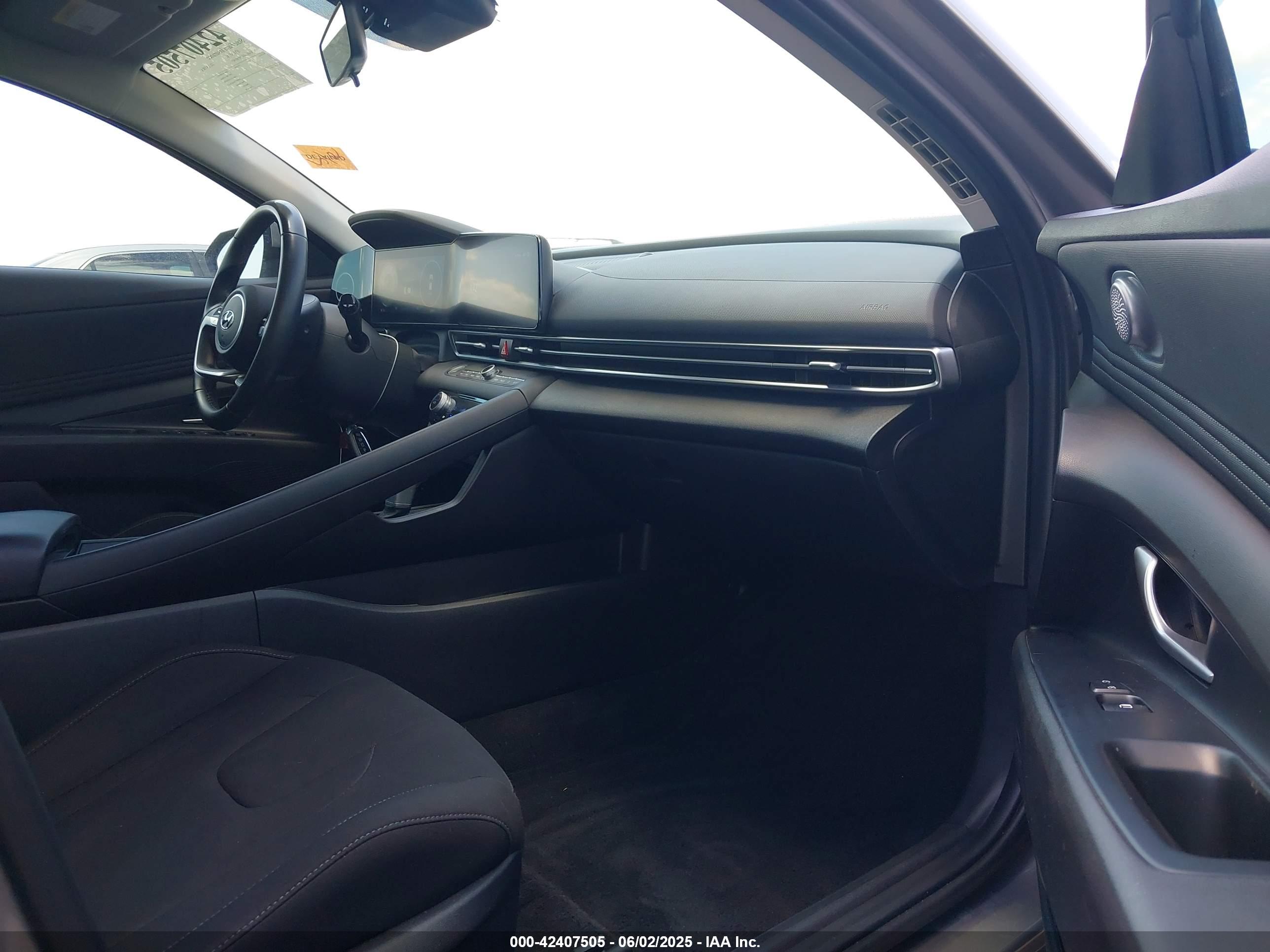 HYUNDAI ELANTRA image 5
