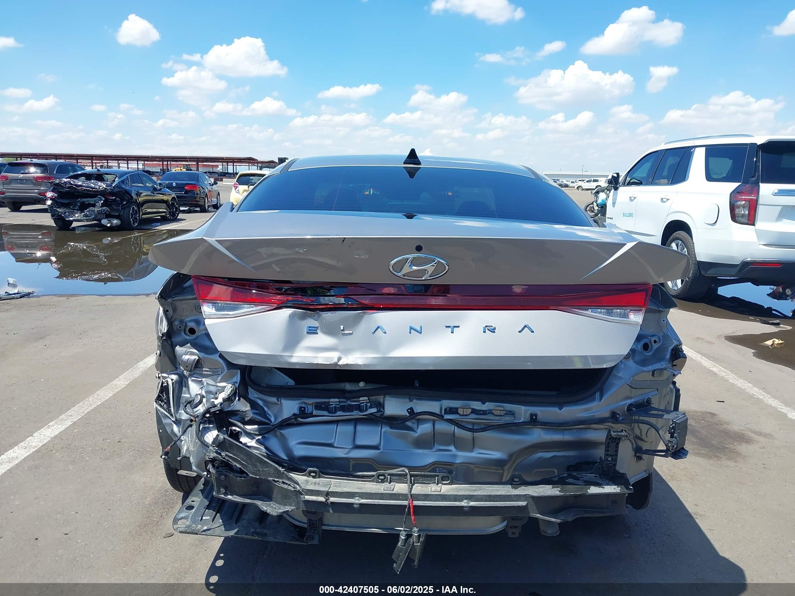 HYUNDAI ELANTRA image 6