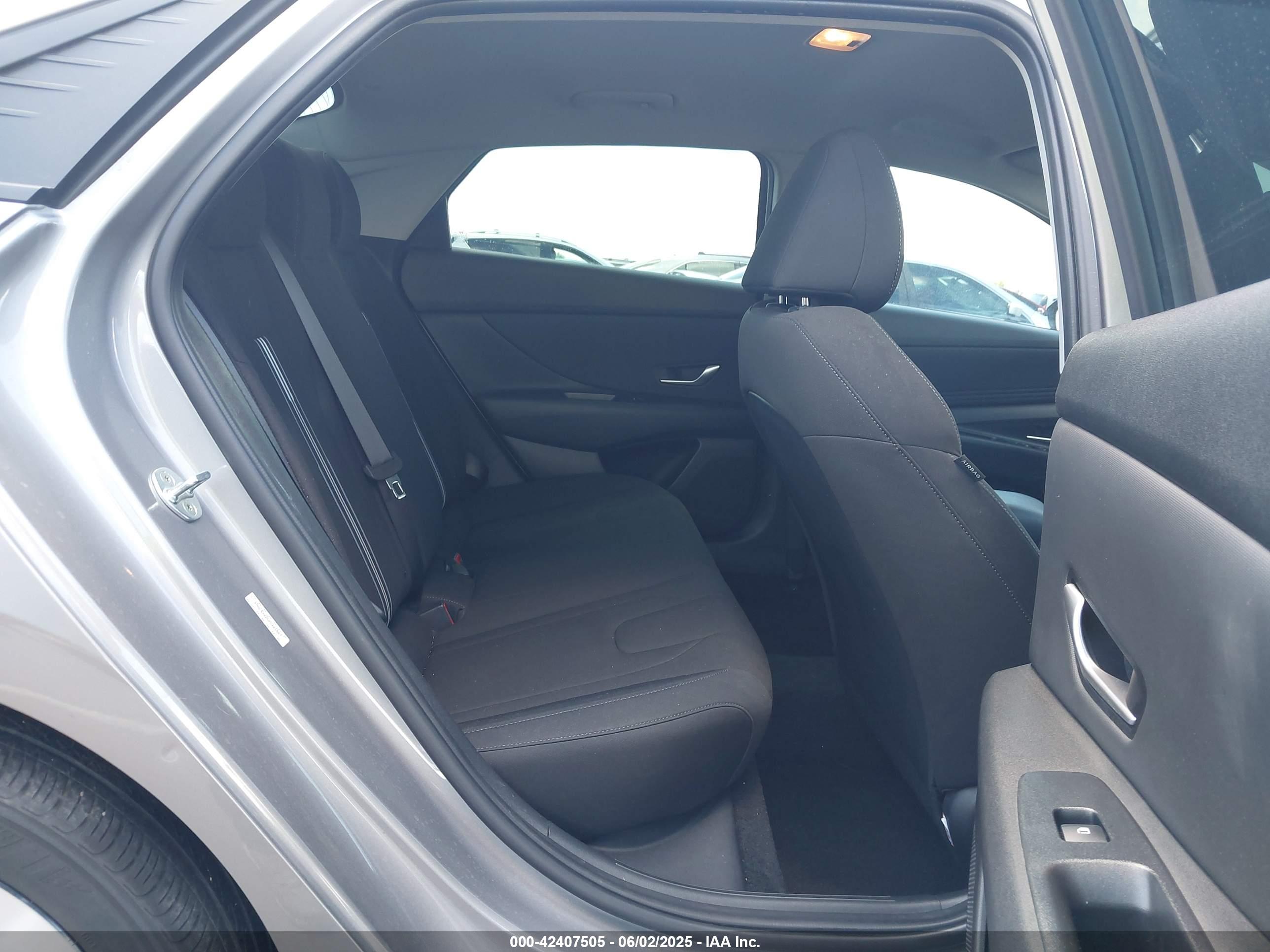 HYUNDAI ELANTRA image 8