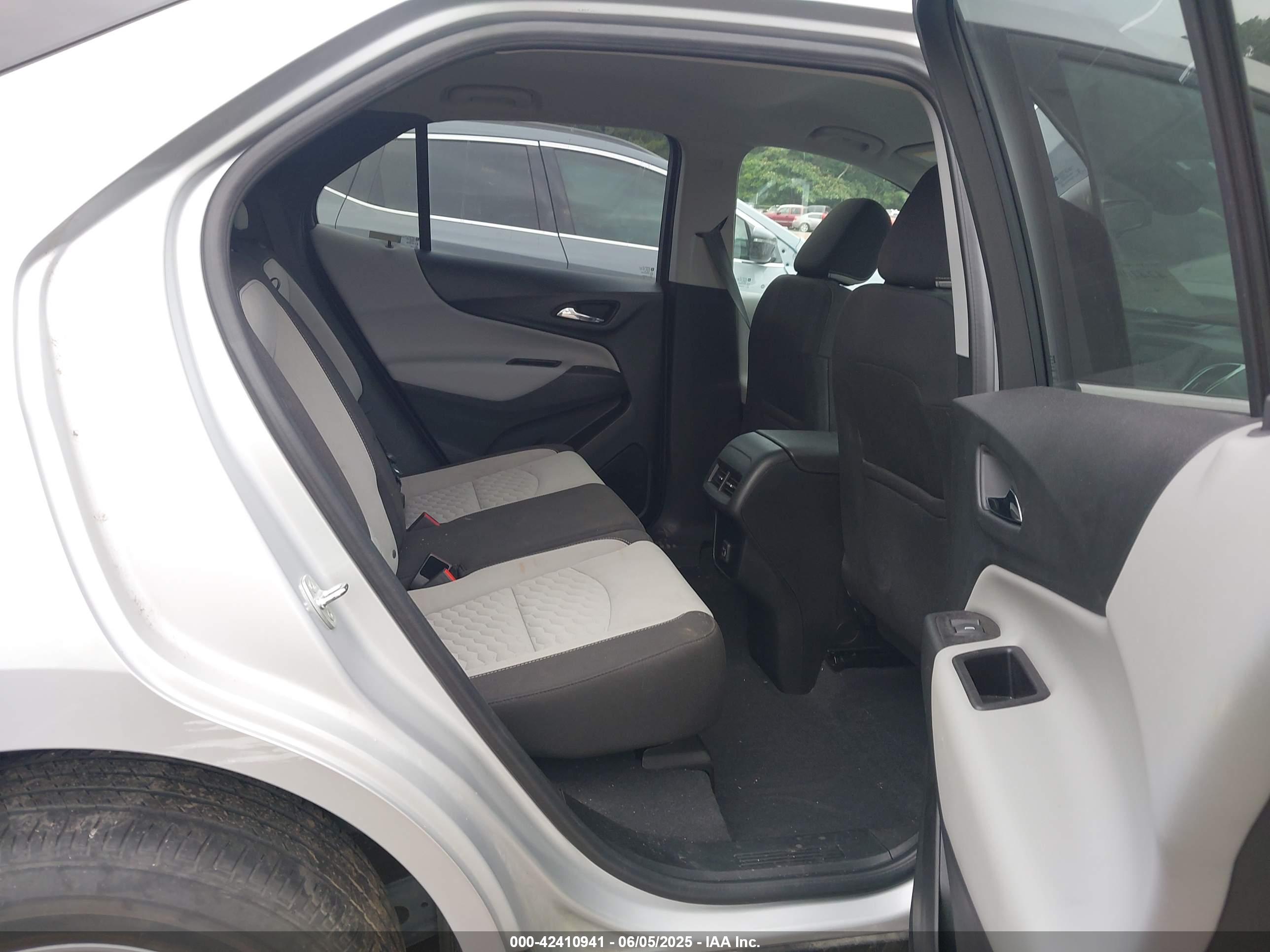 CHEVROLET EQUINOX image 8