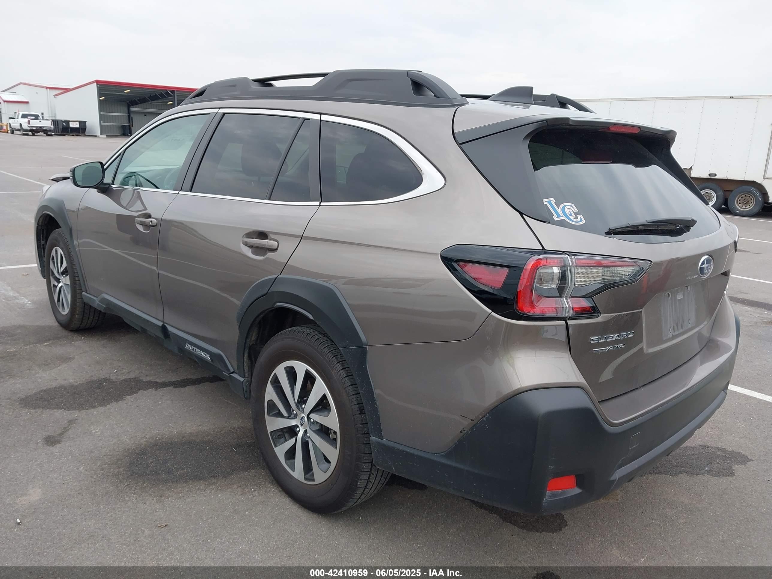SUBARU OUTBACK image 3