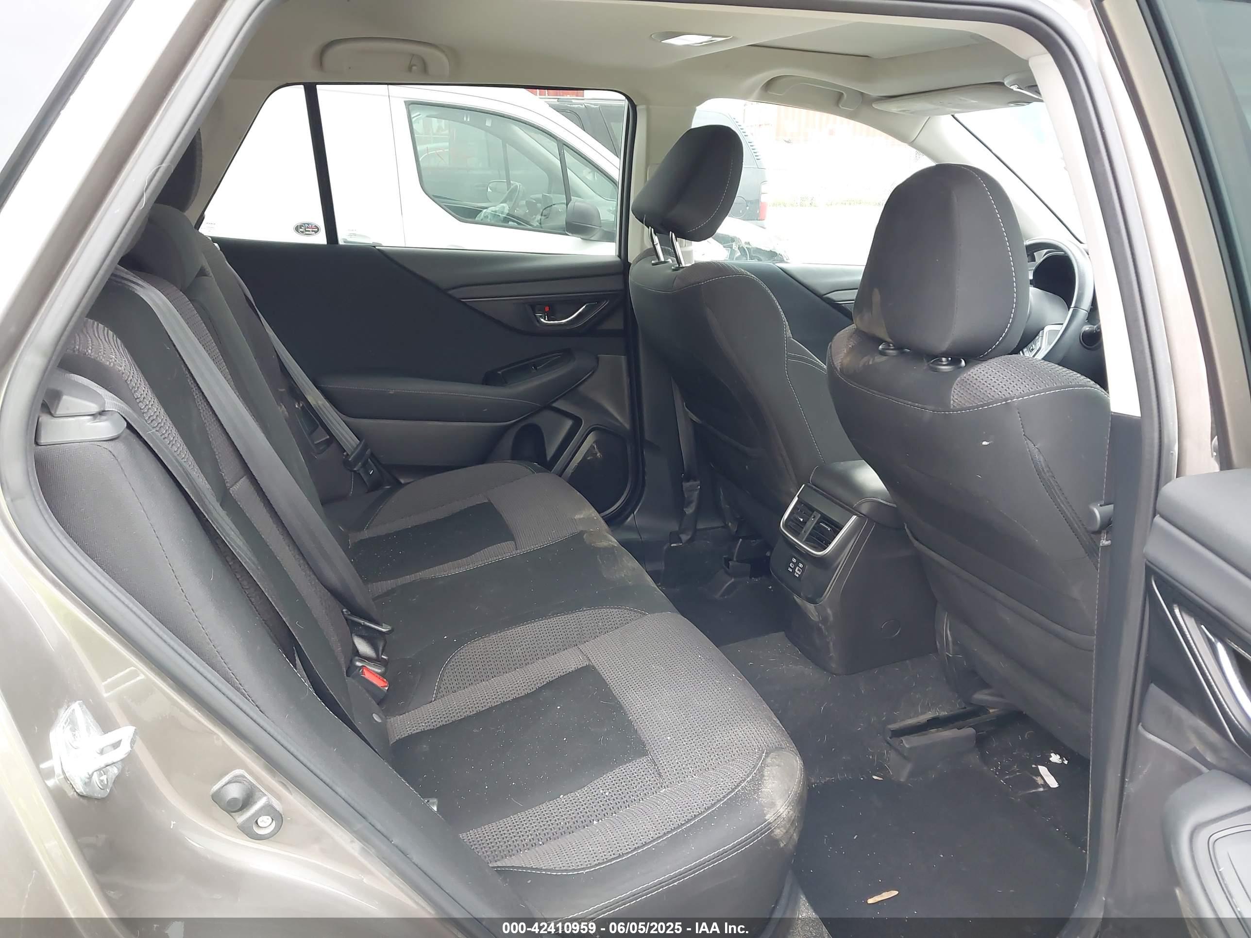 SUBARU OUTBACK image 8