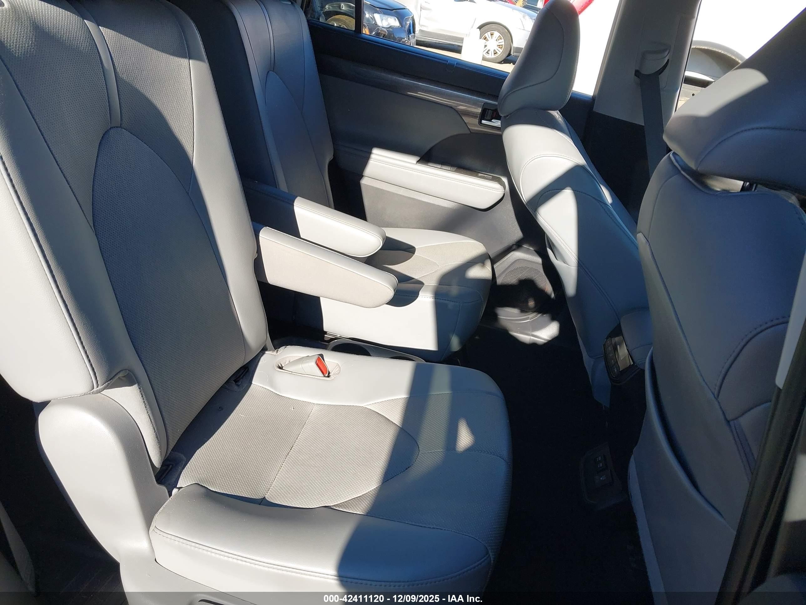 TOYOTA HIGHLANDER image 8