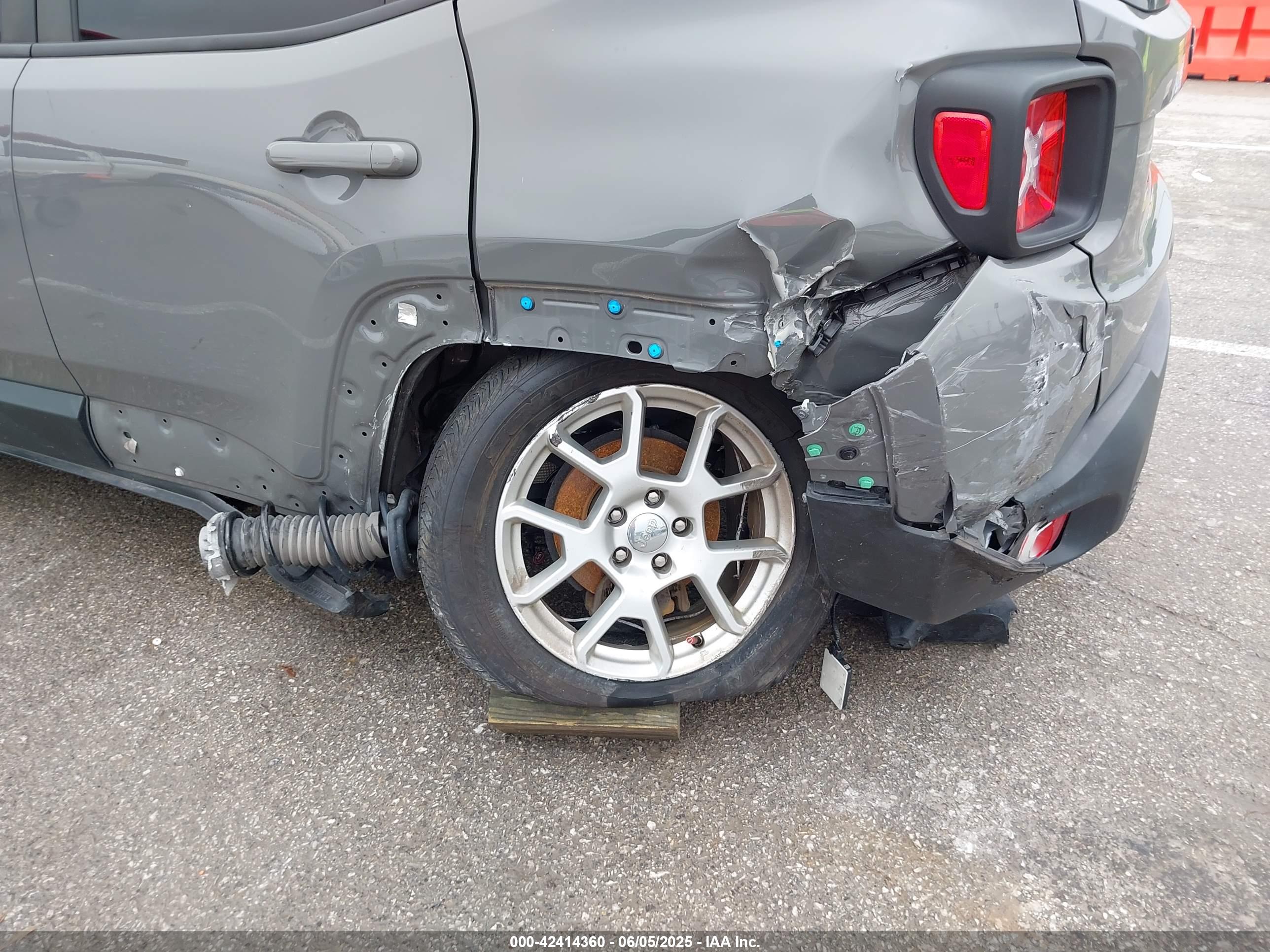 JEEP RENEGADE image 6