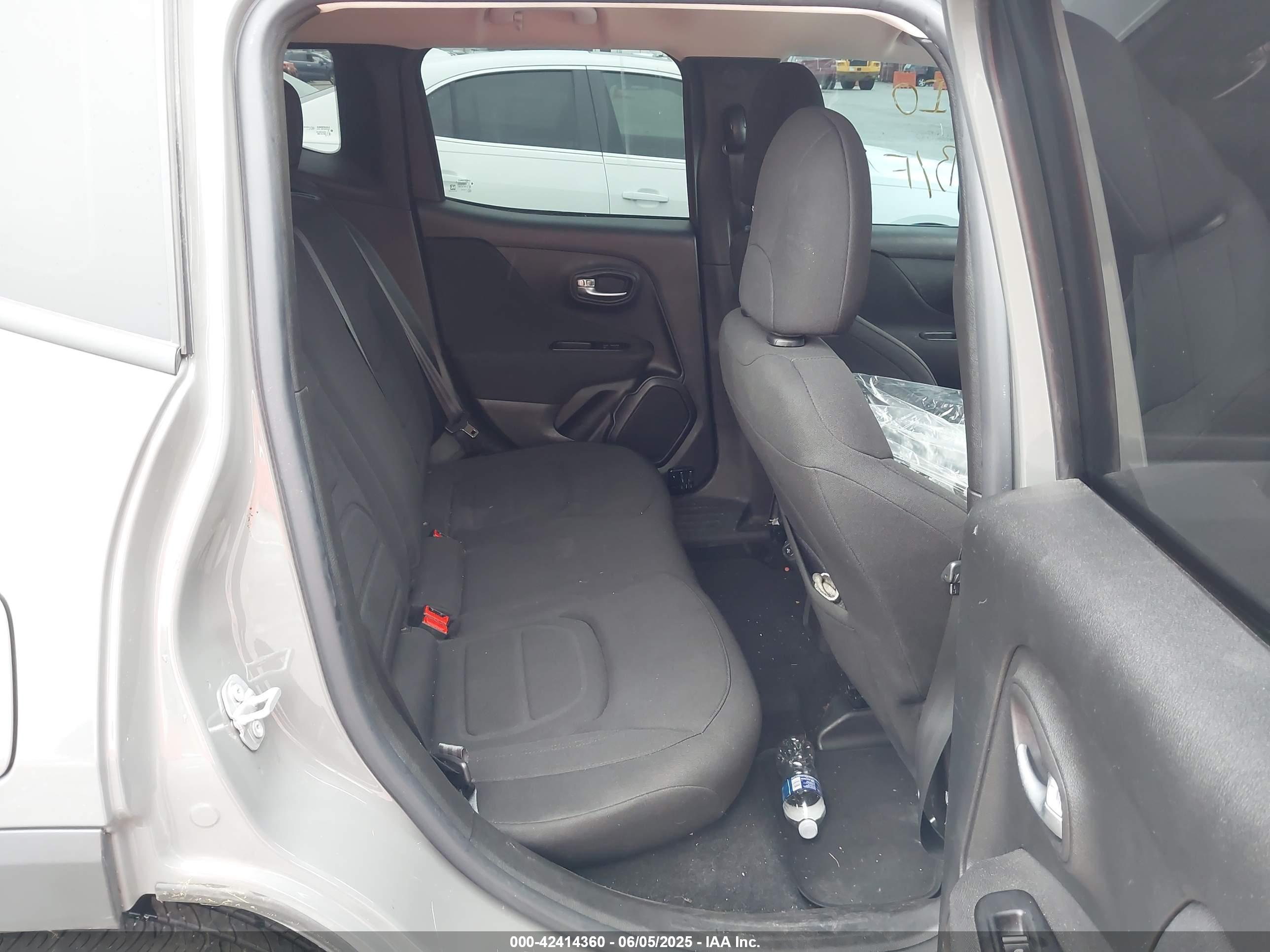 JEEP RENEGADE image 8