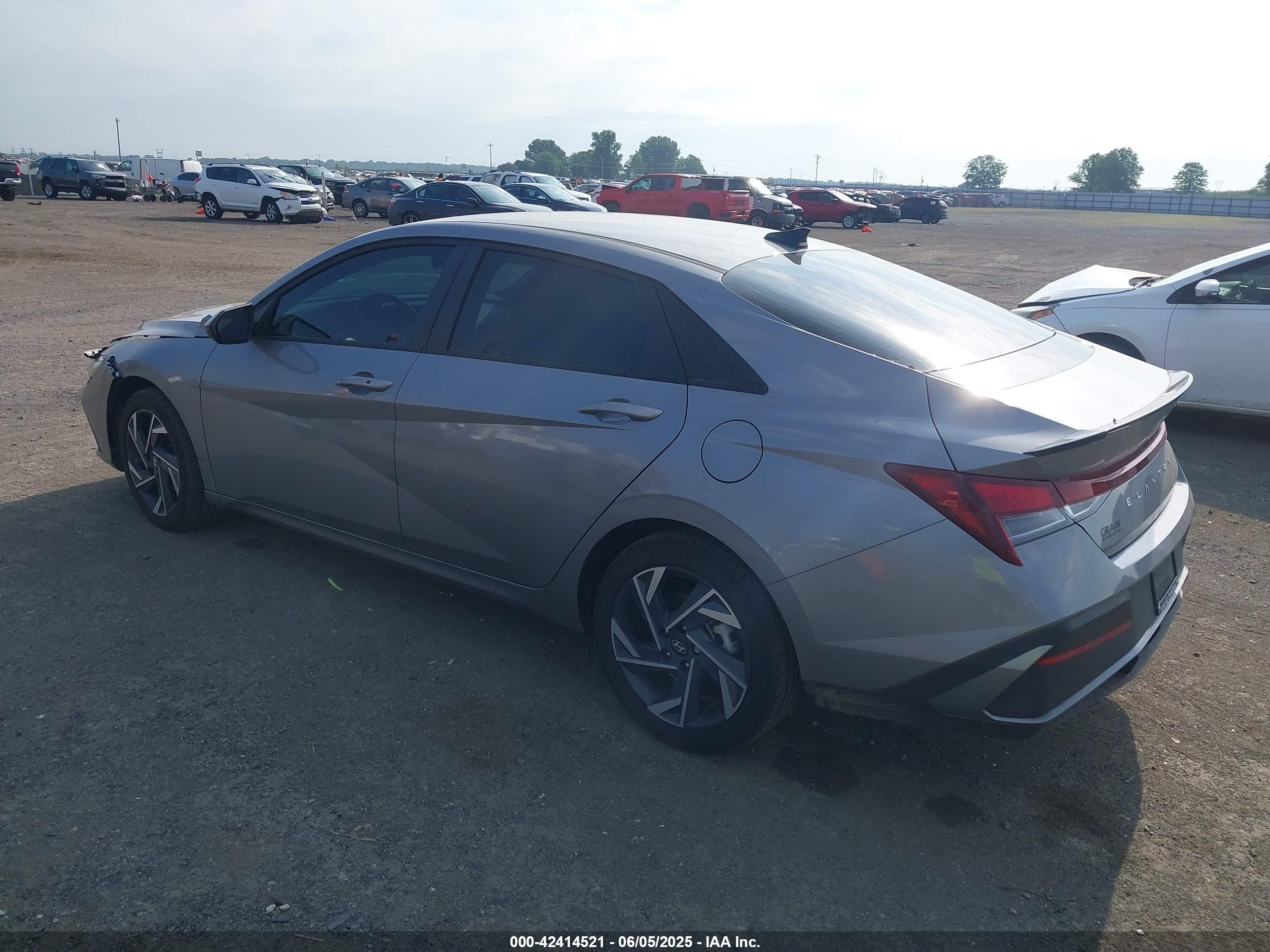 HYUNDAI ELANTRA image 3
