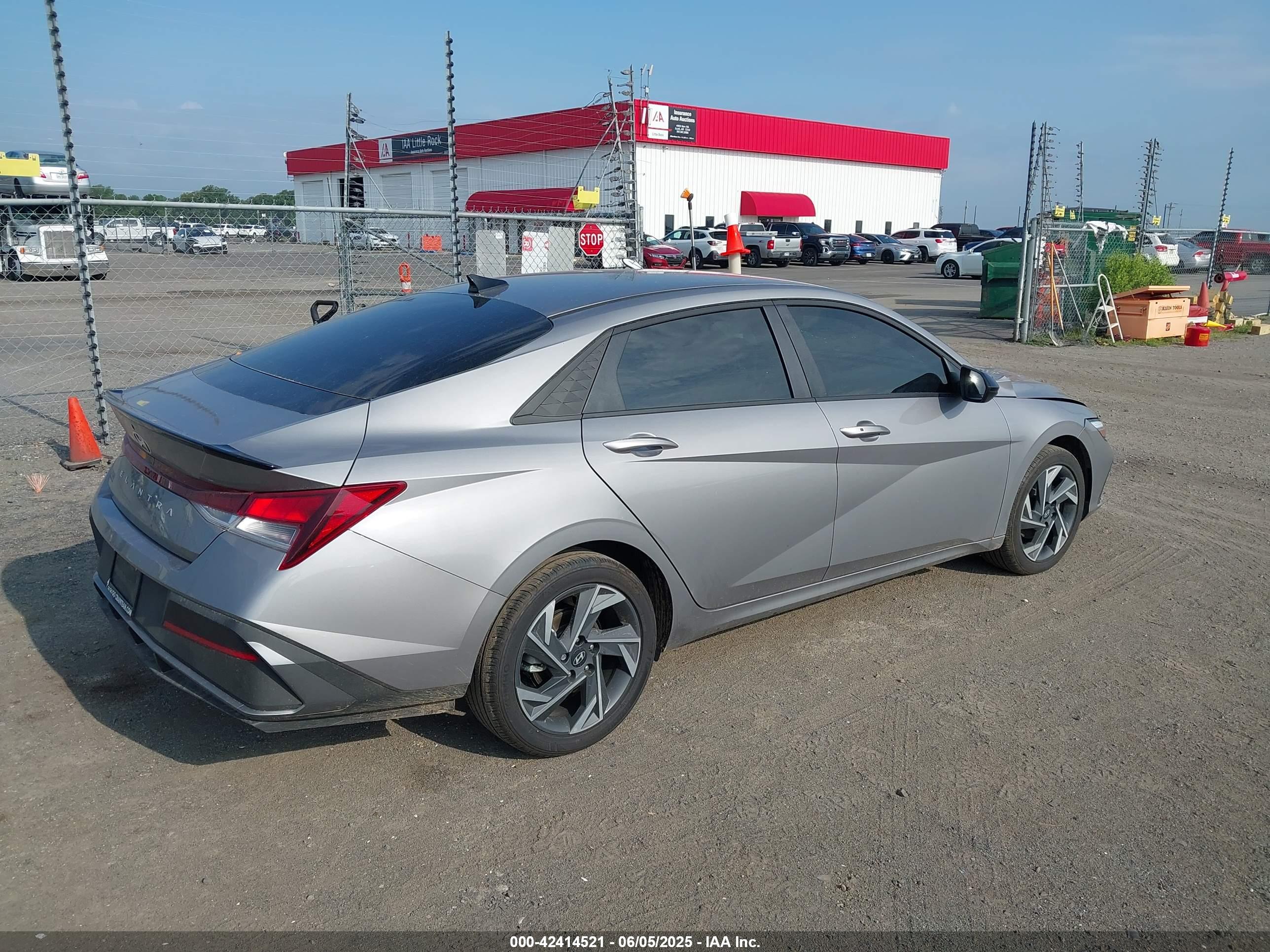 HYUNDAI ELANTRA image 4