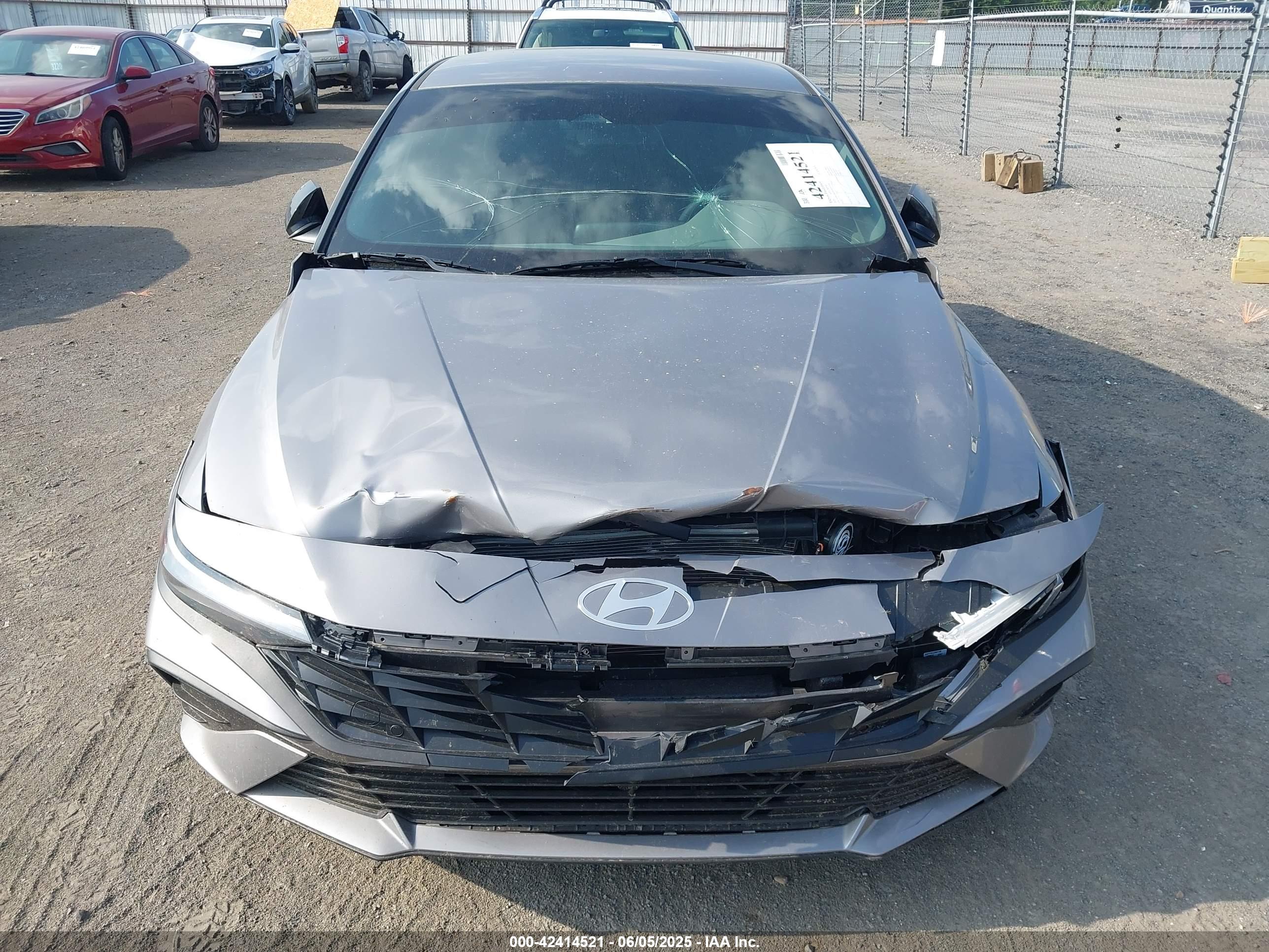HYUNDAI ELANTRA image 6
