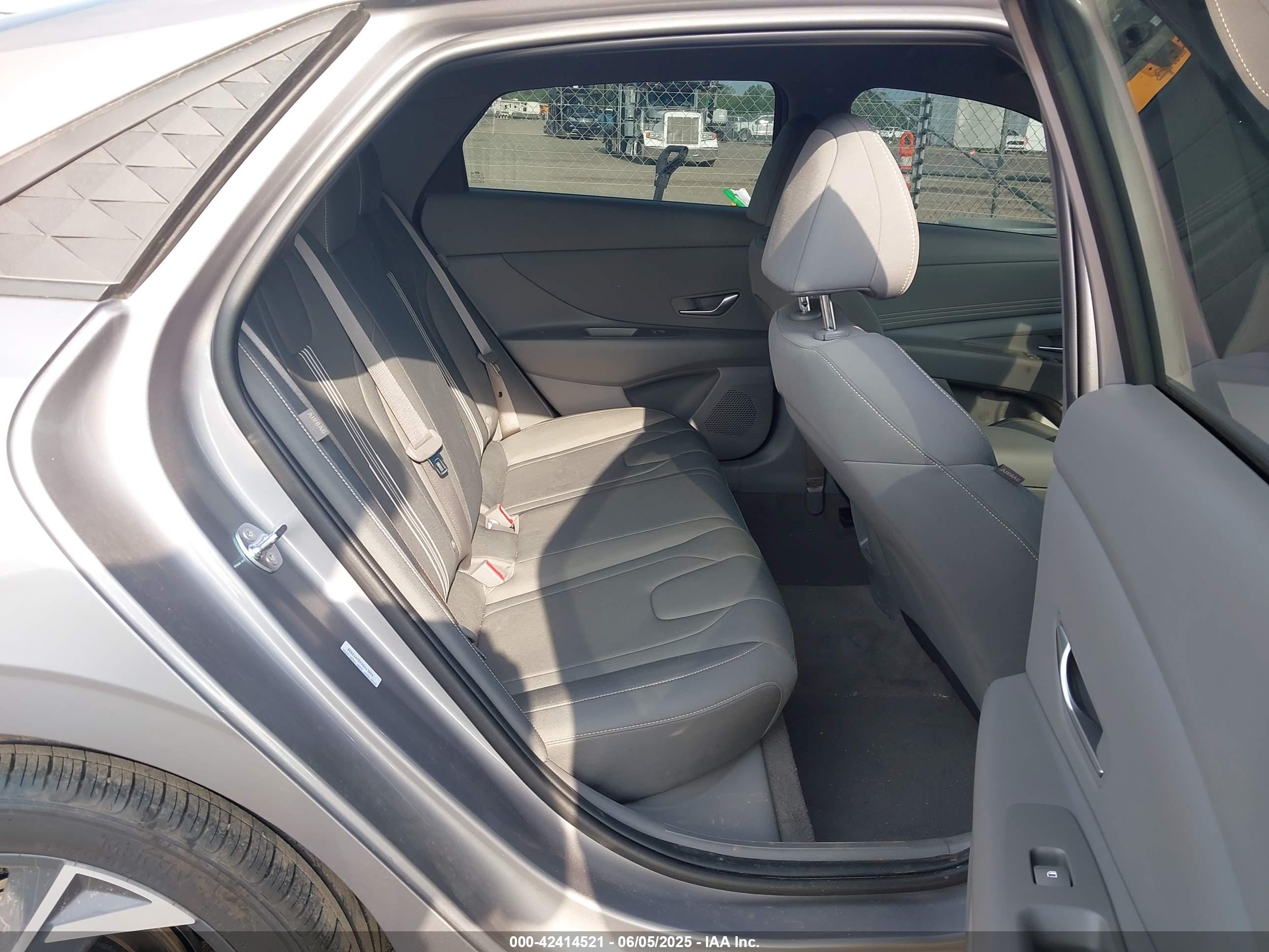 HYUNDAI ELANTRA image 8