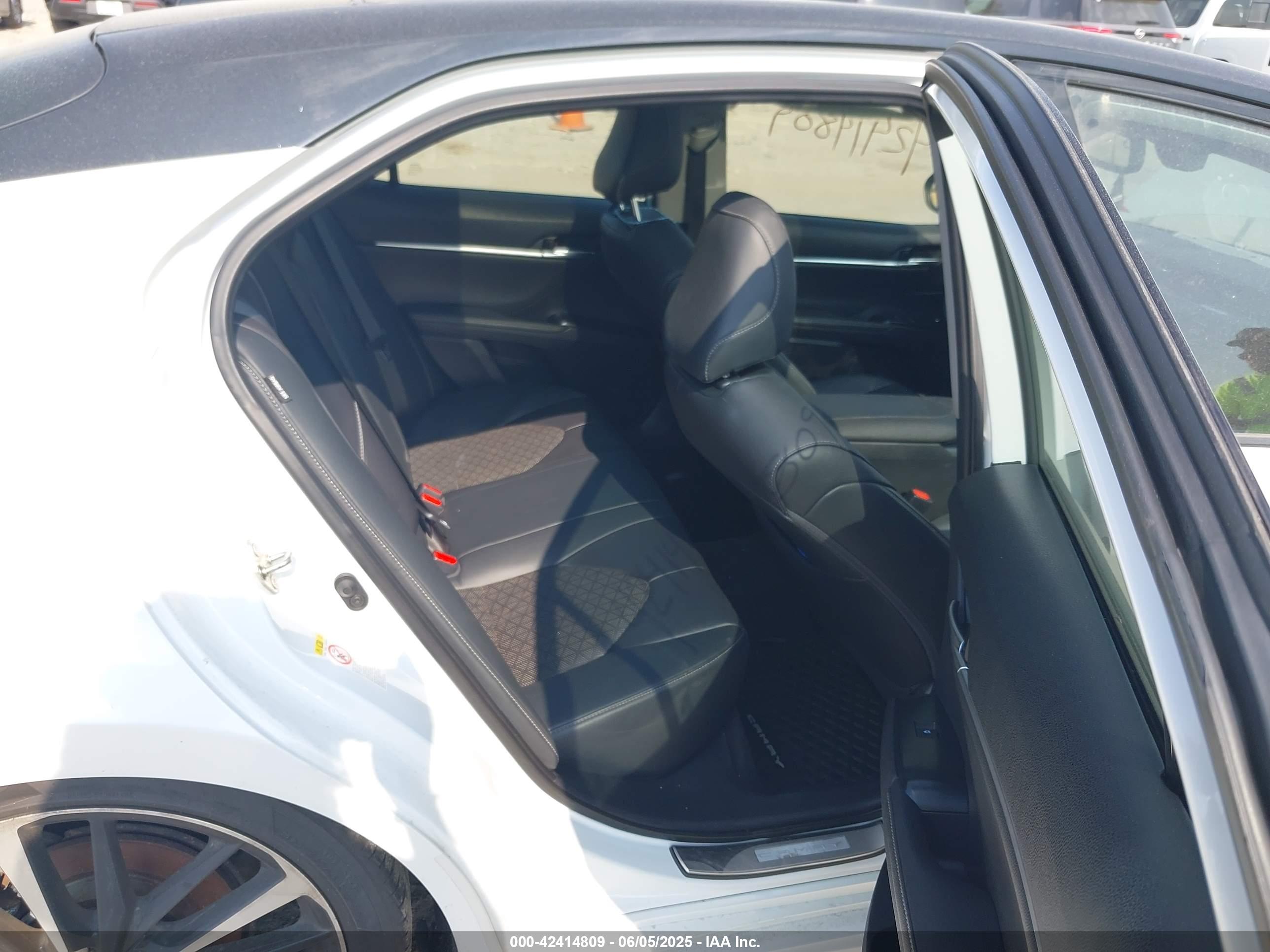 TOYOTA CAMRY image 8