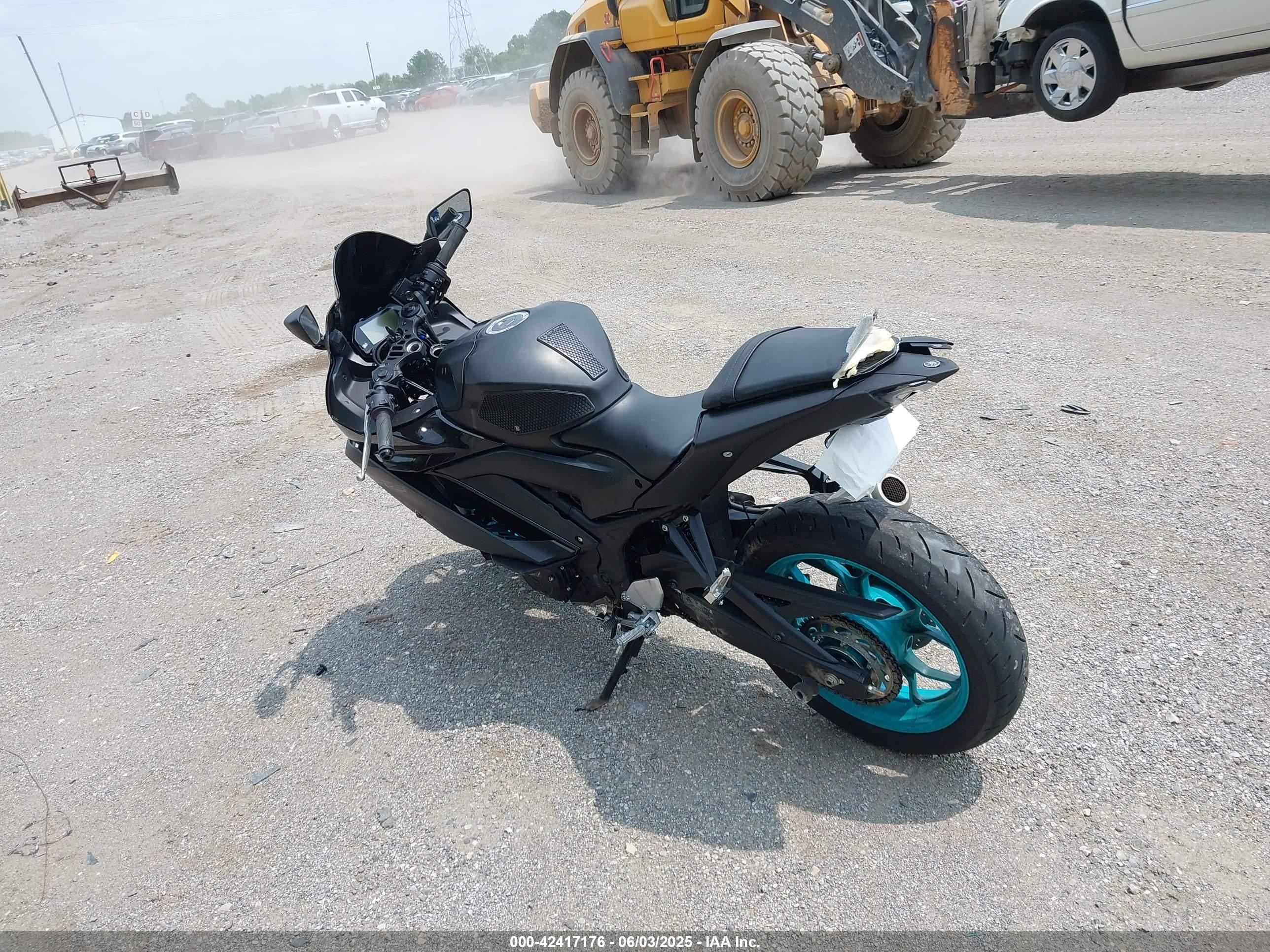 YAMAHA YZFR3 image 3