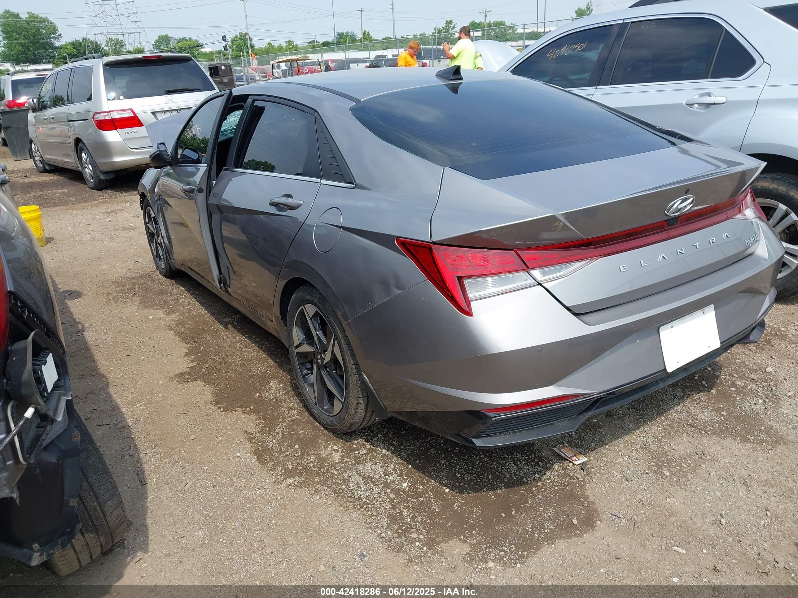 HYUNDAI ELANTRA image 3
