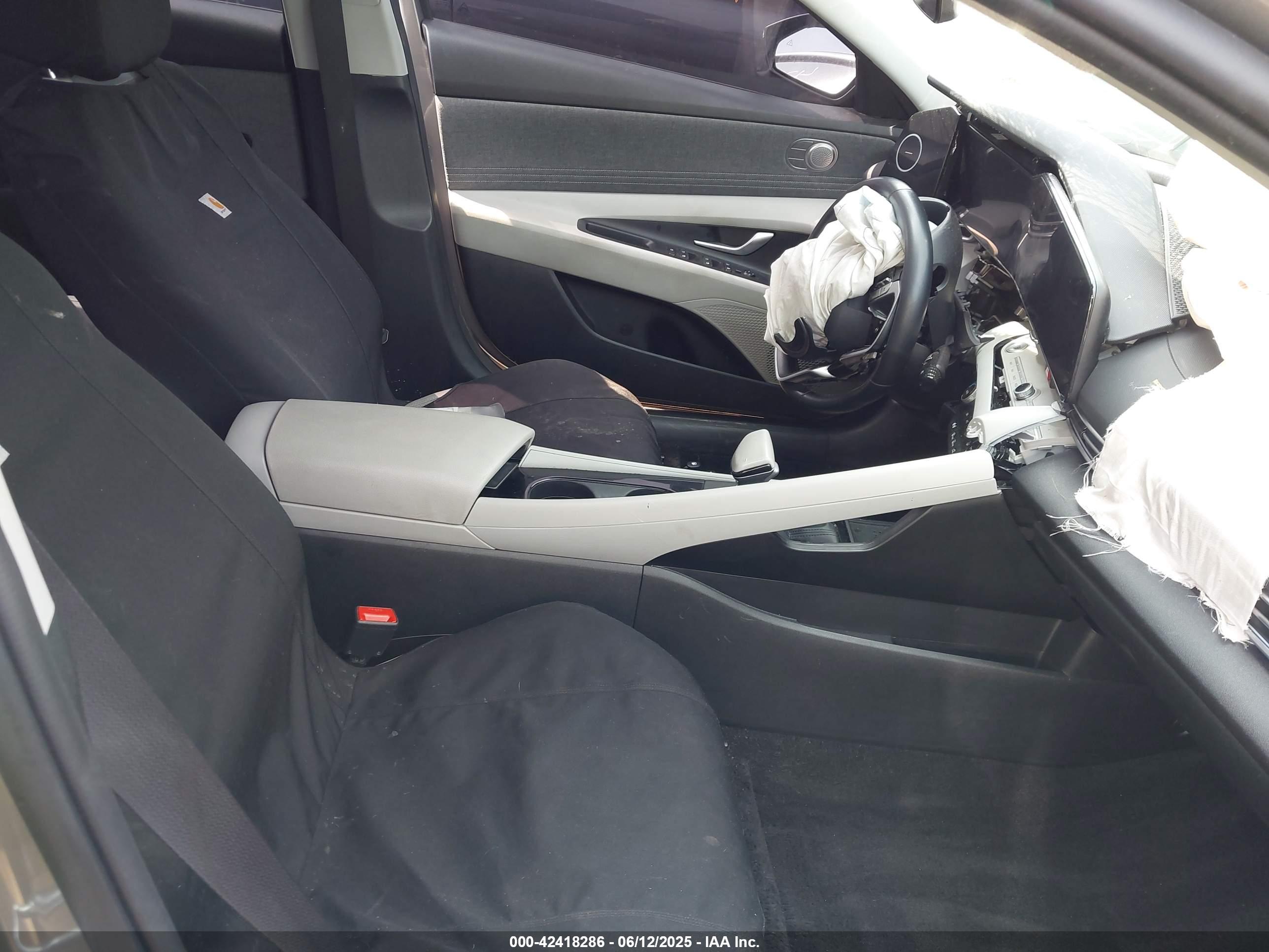 HYUNDAI ELANTRA image 5