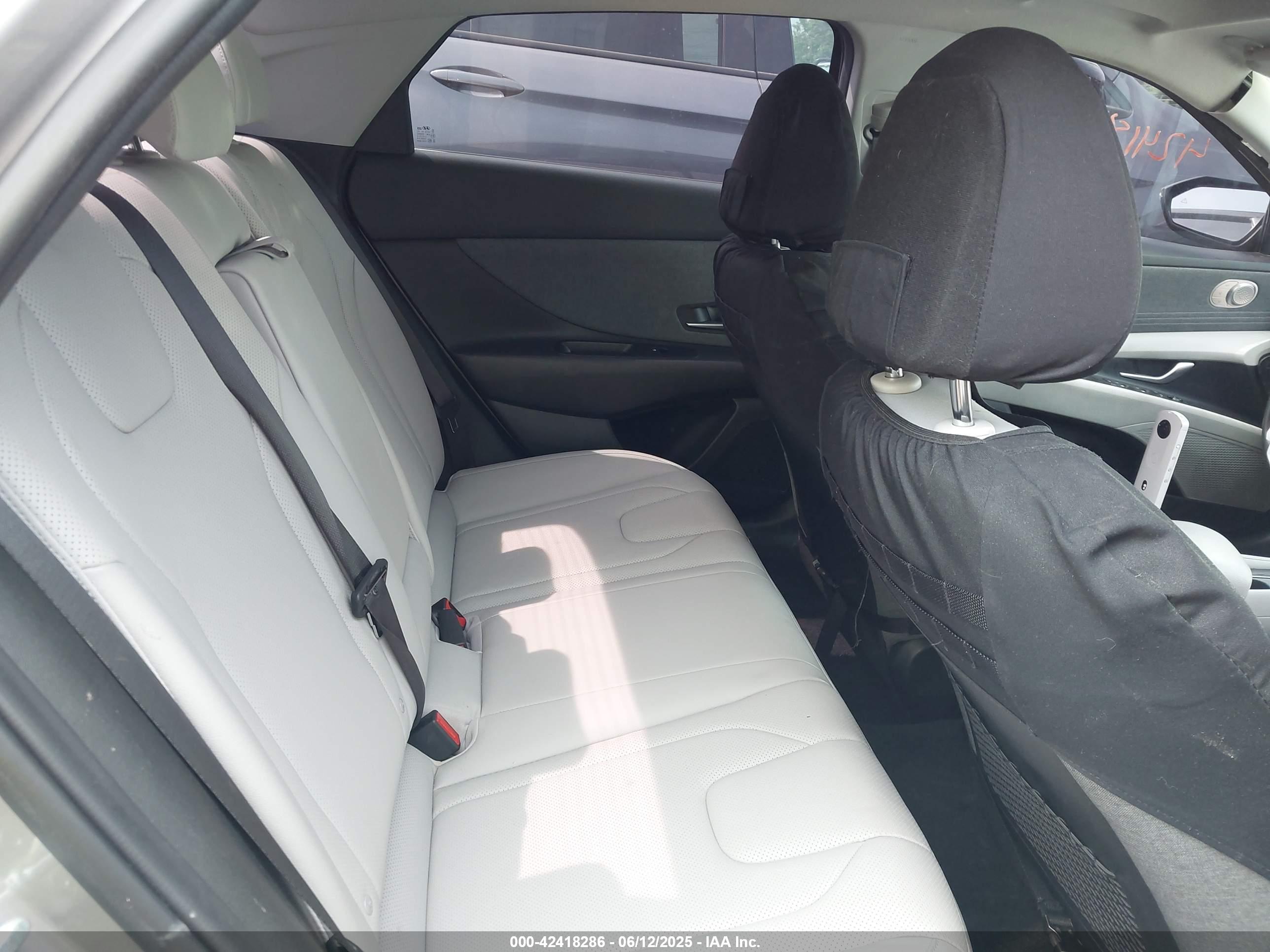 HYUNDAI ELANTRA image 8